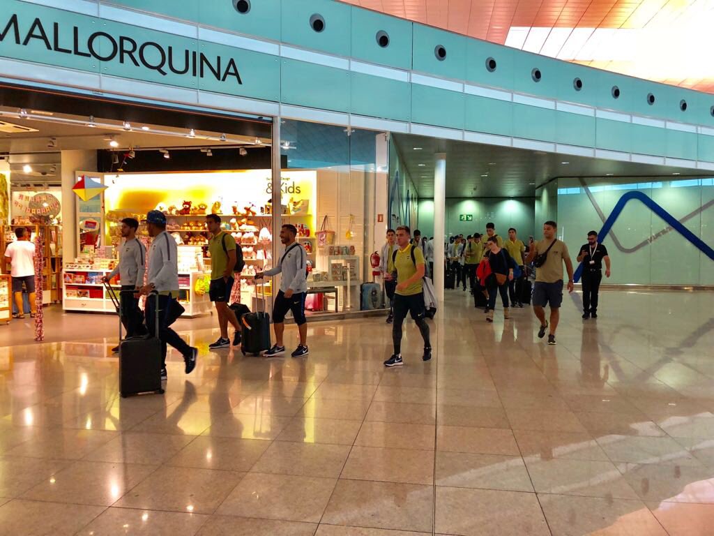 بعثة بوكا جونيورز خلال وصولها إلى مطار برشلونة
