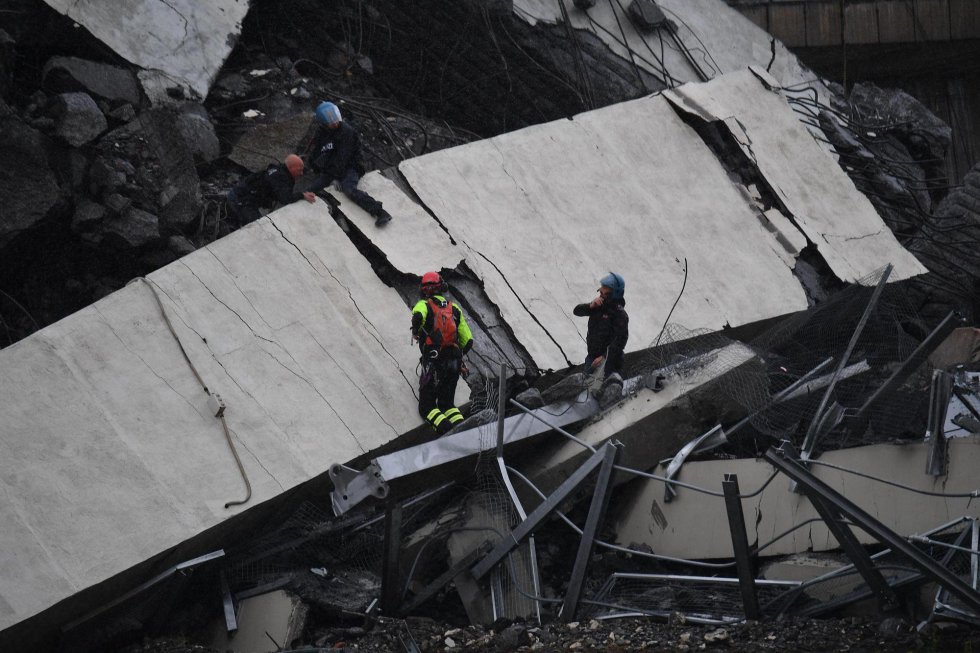 عمال الانقاذ يبحثون عن الضحايا في أنقاض جسر موراندي