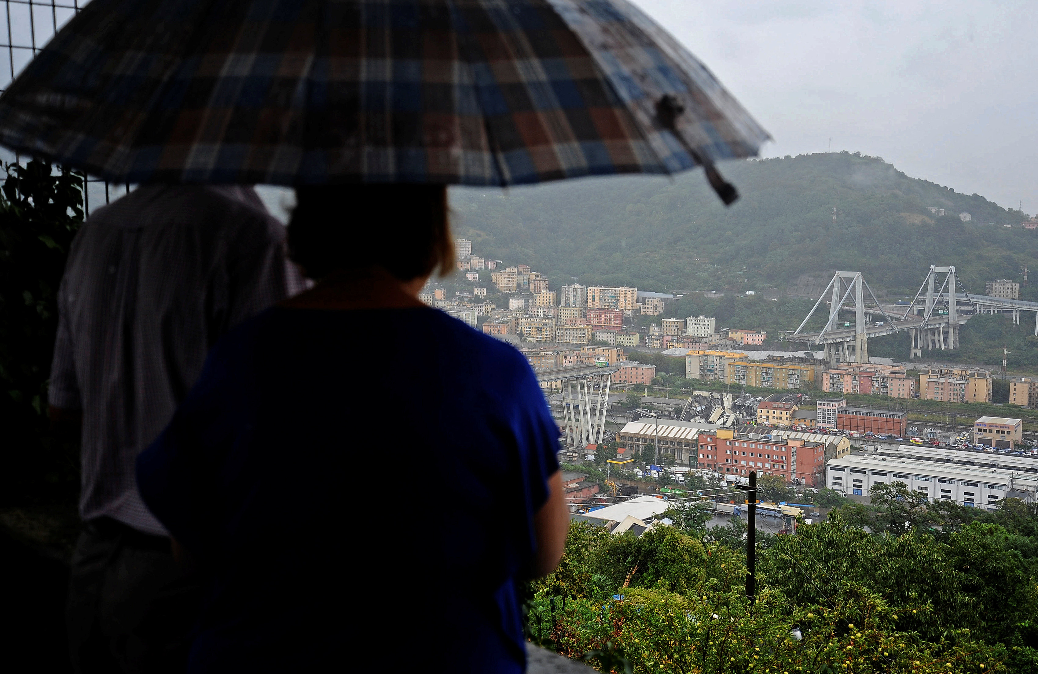 الايطاليين يشاهدون الجسر عقب انهياره من أعلى مرتفعات