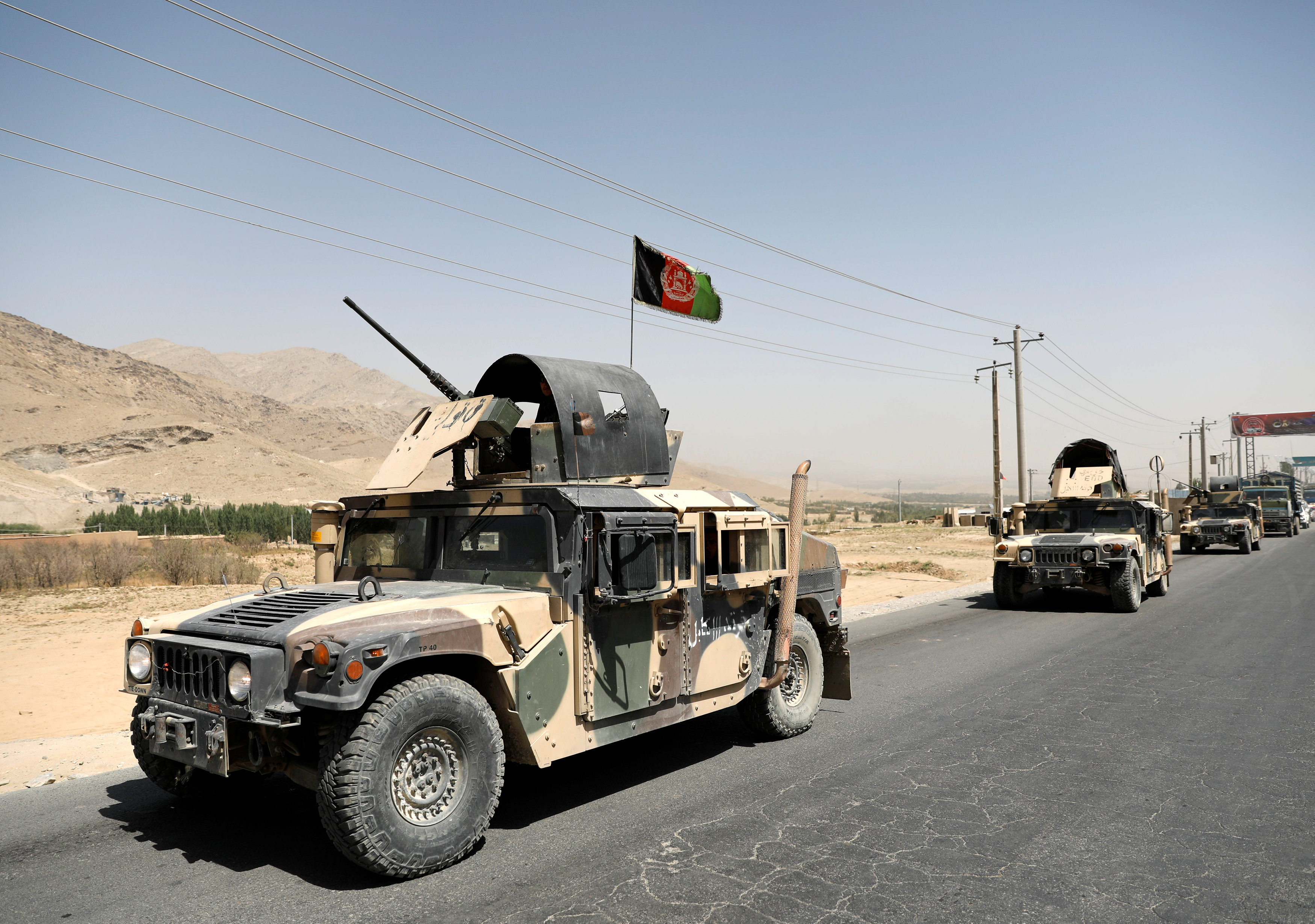 	جنود الجيش الوطني الأفغاني يحرسون دورية على الطريق السريع غزنة 