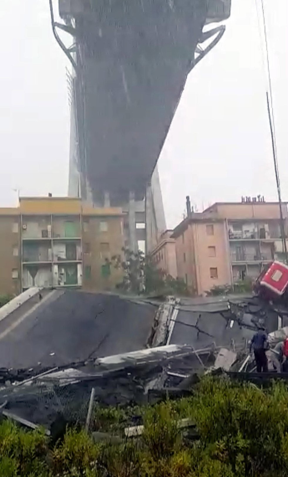 سقوط عشرات الصحايا بسقوط جسر بايطاليا