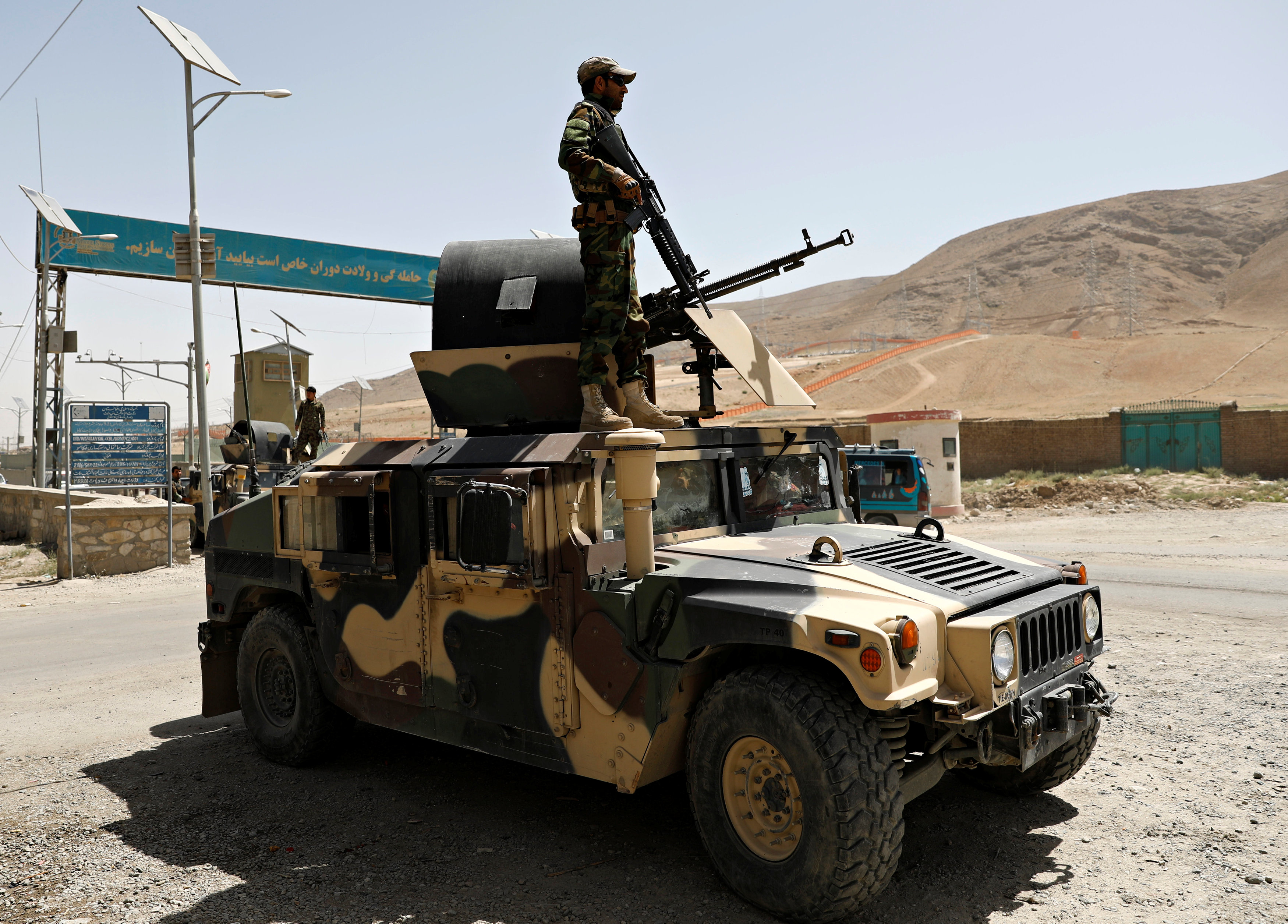 	جندى من الجيش الأفغانى يراقب نقطة تفتيش على الطريق السريع غزنة 