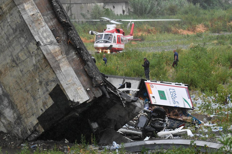 طائرة هليكوبتر من خدمات الطوارئ وفريق انقاذ تتبع انقاض جسر موراندي بحثا عن الضحايا