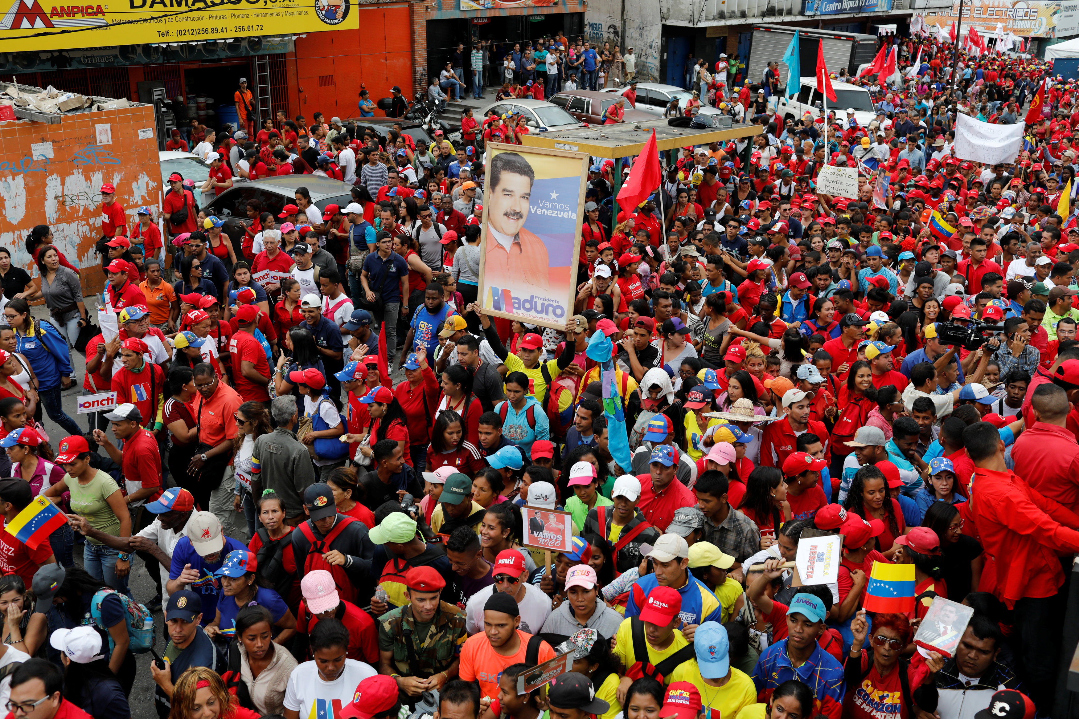 الفنزويليون يرفعون صور مادورو 