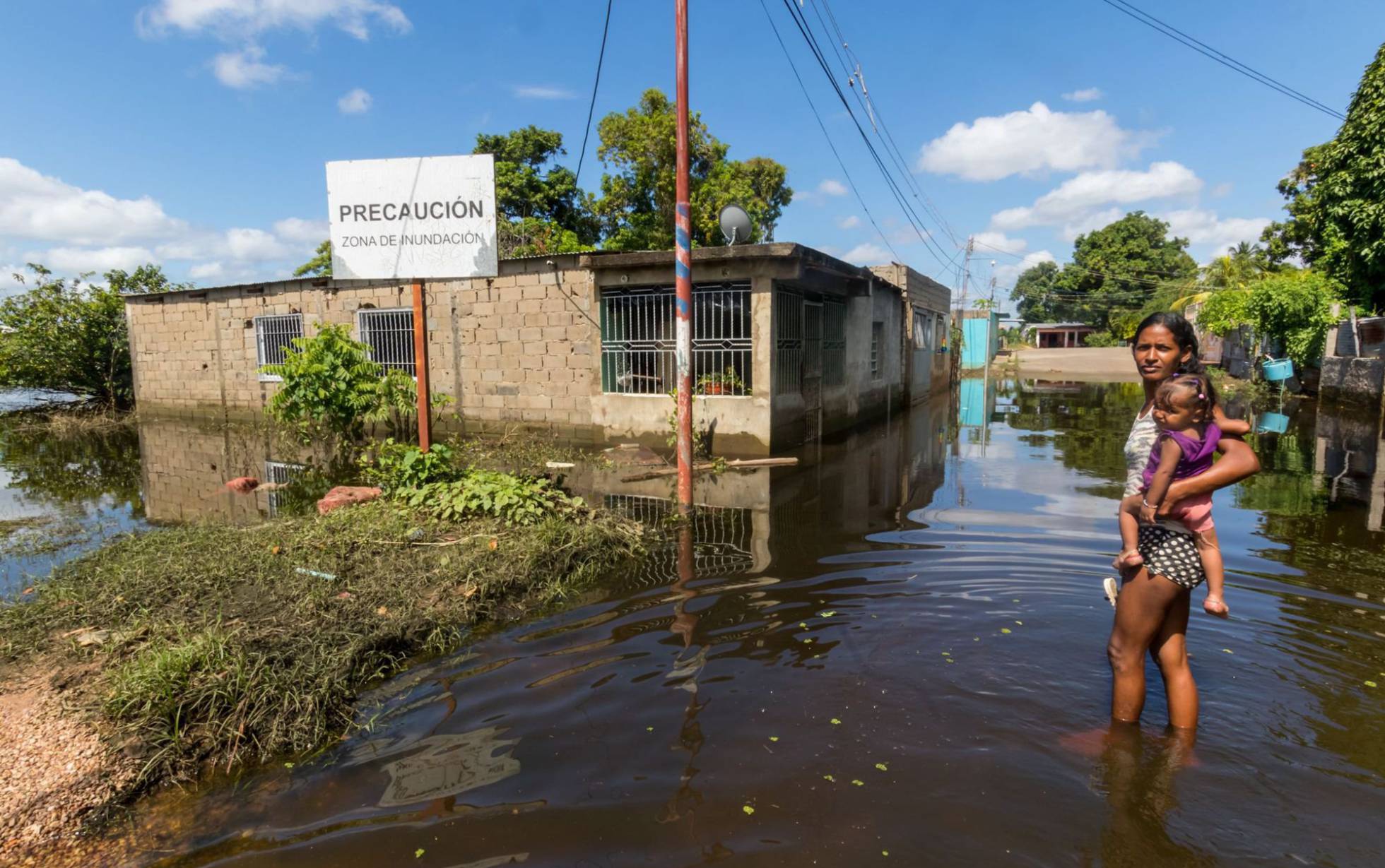 احدى الفنزويليات وهى تقف وسط مياه الفيضانات