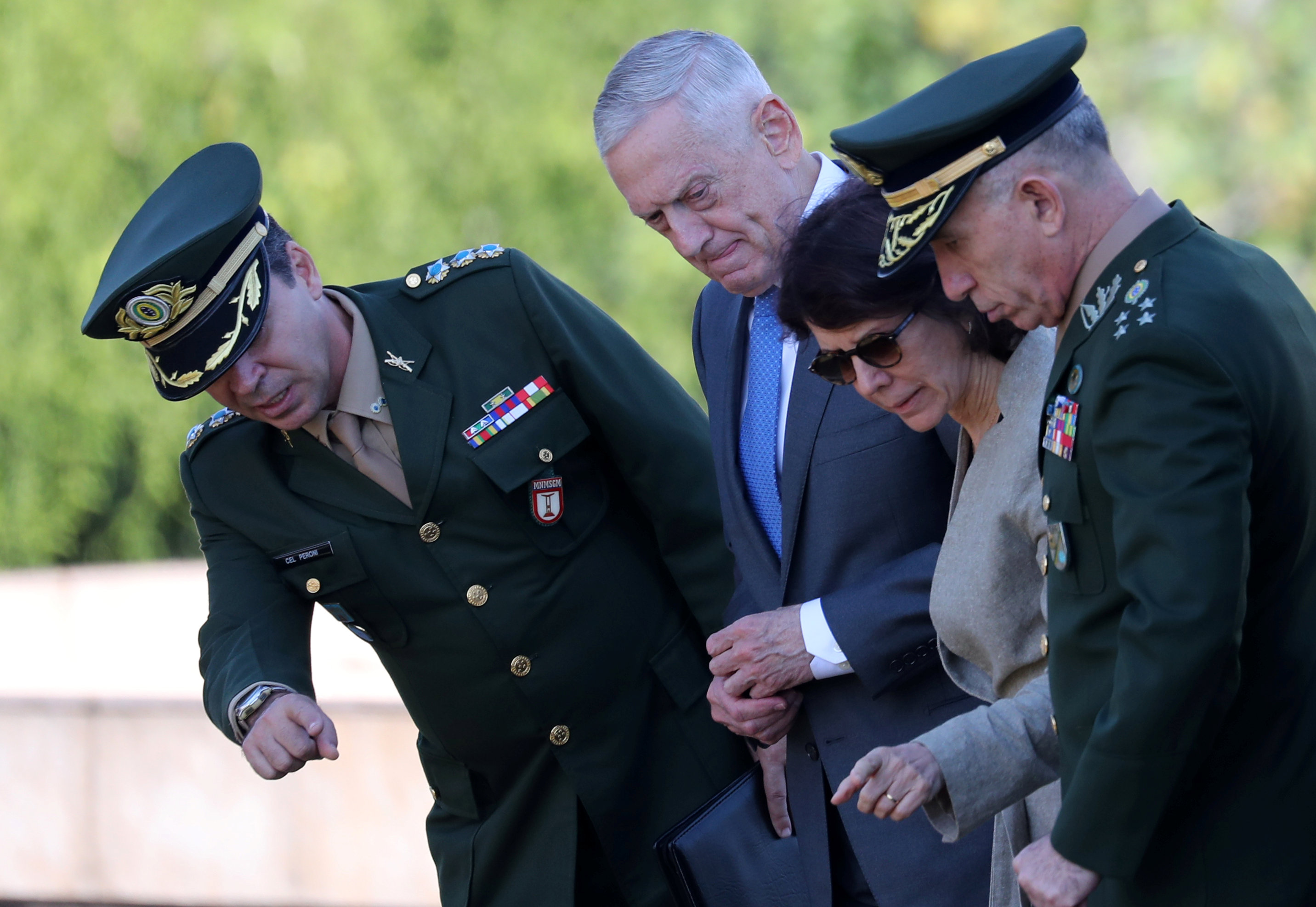 وزير الدفاع الأمريكي يزور النصب التذكاري لضحايا الحرب العالمية الثانية 