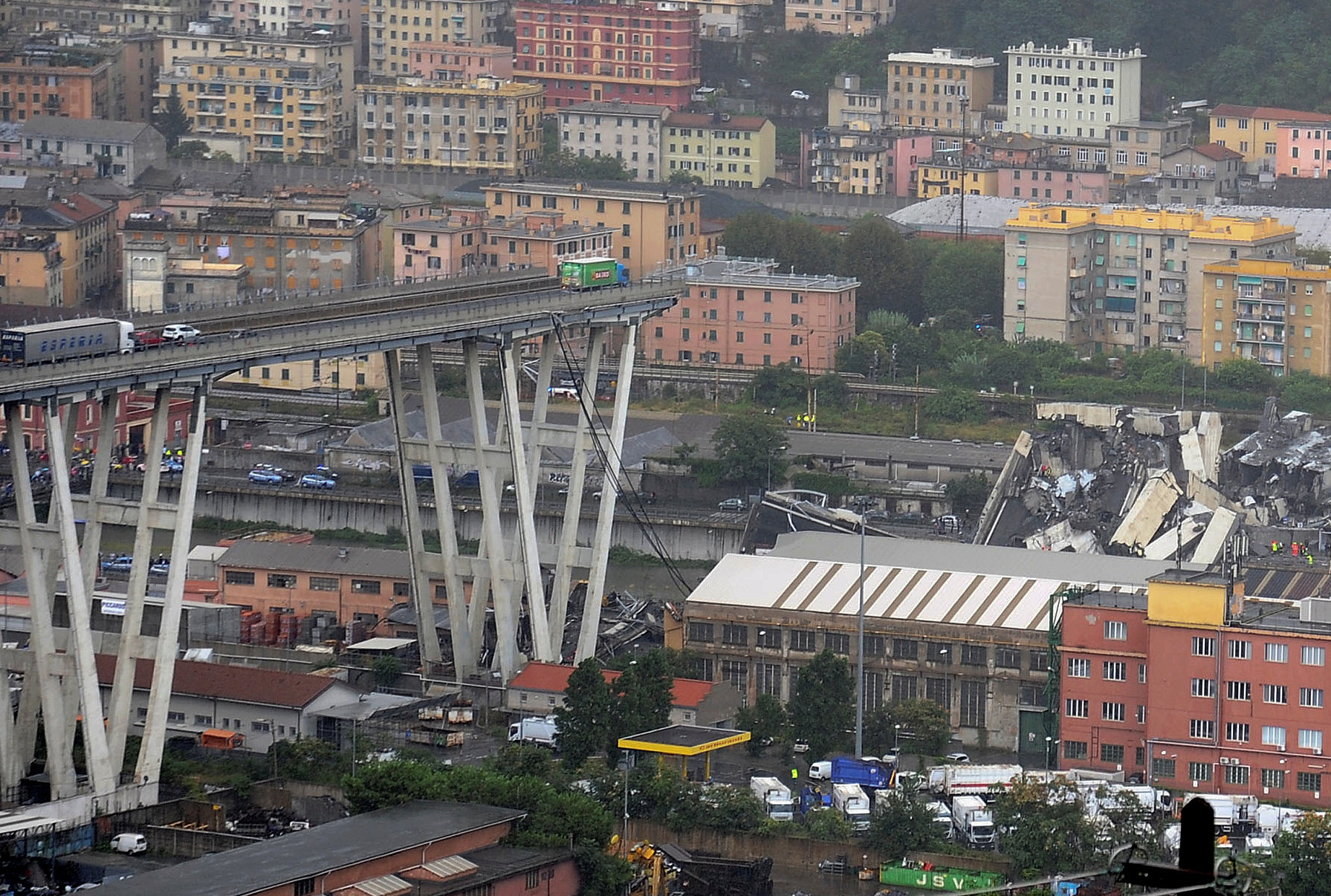 لقطات جويه للجسر المنهار بايطاليا