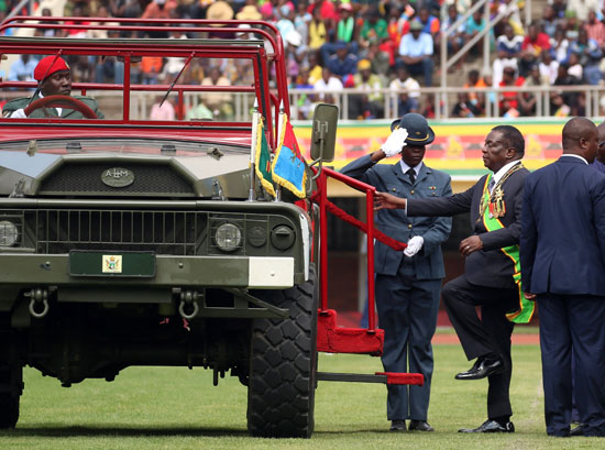 رئيس زيمبابوى يتفقد حرس الشرف خلال الاحتفالات بيوم قوات الدفاع 