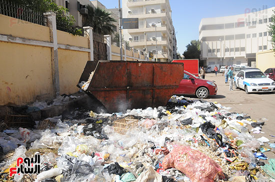 احد صناديق القمامة امام مدرسة العقاد قبل رفع القمامة منها