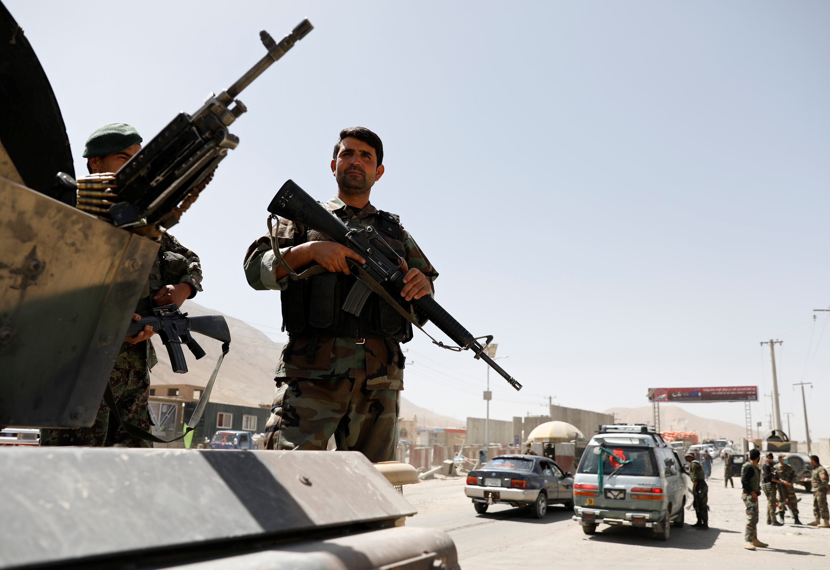 	جنود الجيش الوطنى الأفغانى يراقبون عند نقطة تفتيش على الطريق السريع غزنة 