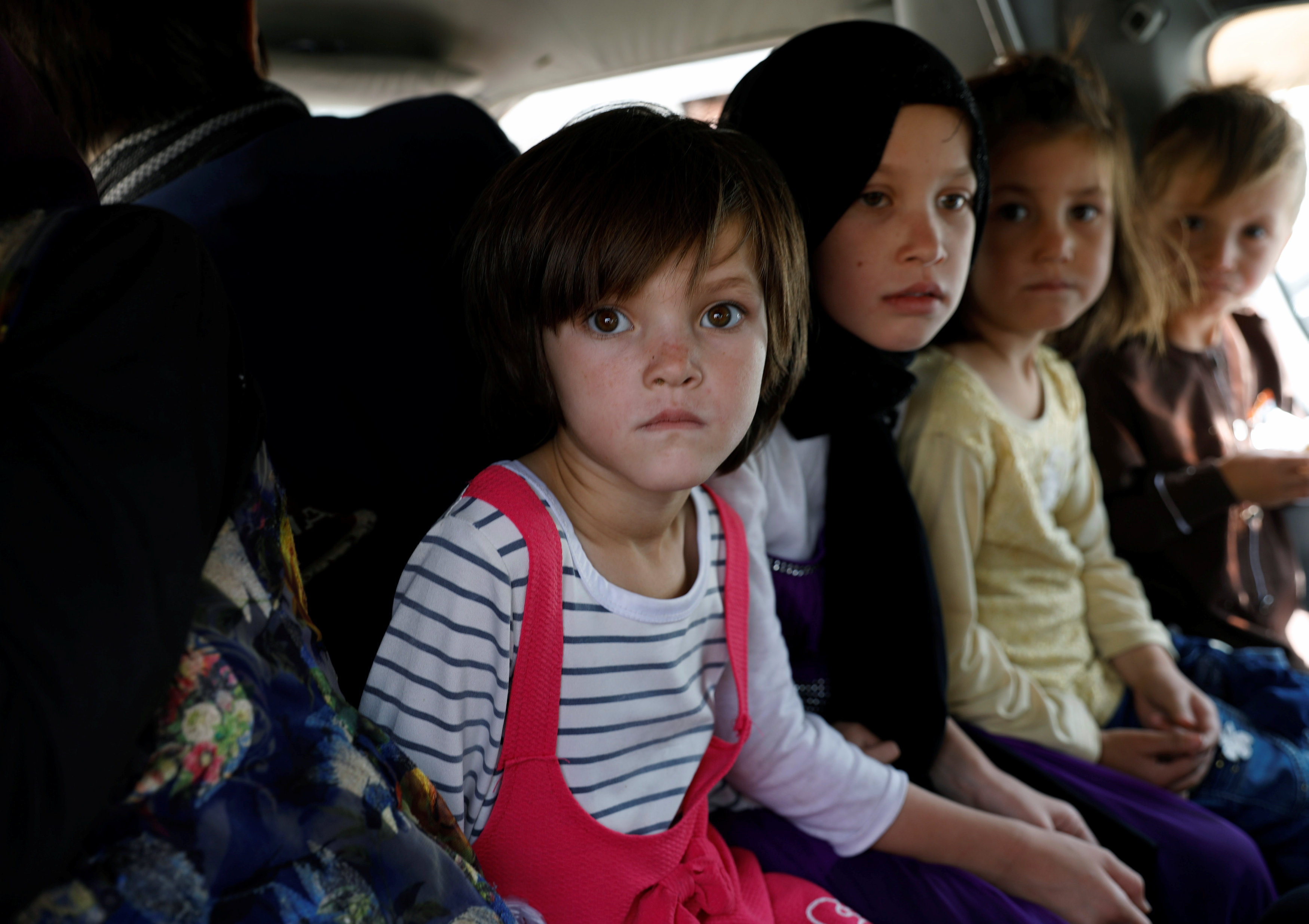 	الخوف يظهر على أطفال أفغان أثناء هروبهم من غزنة