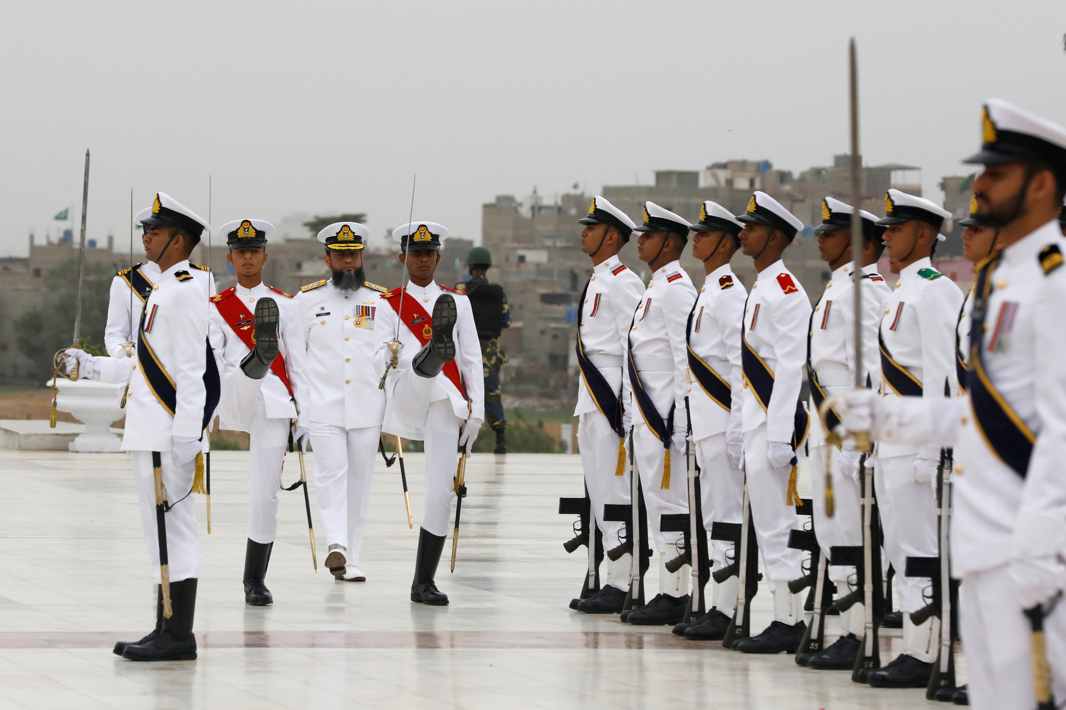 	العميد البحرى فاكار محمد رئيس الأكاديمية البحرية الباكستانية مع الضباط خلال حفل للاحتفال بيوم الاستقلال 71 