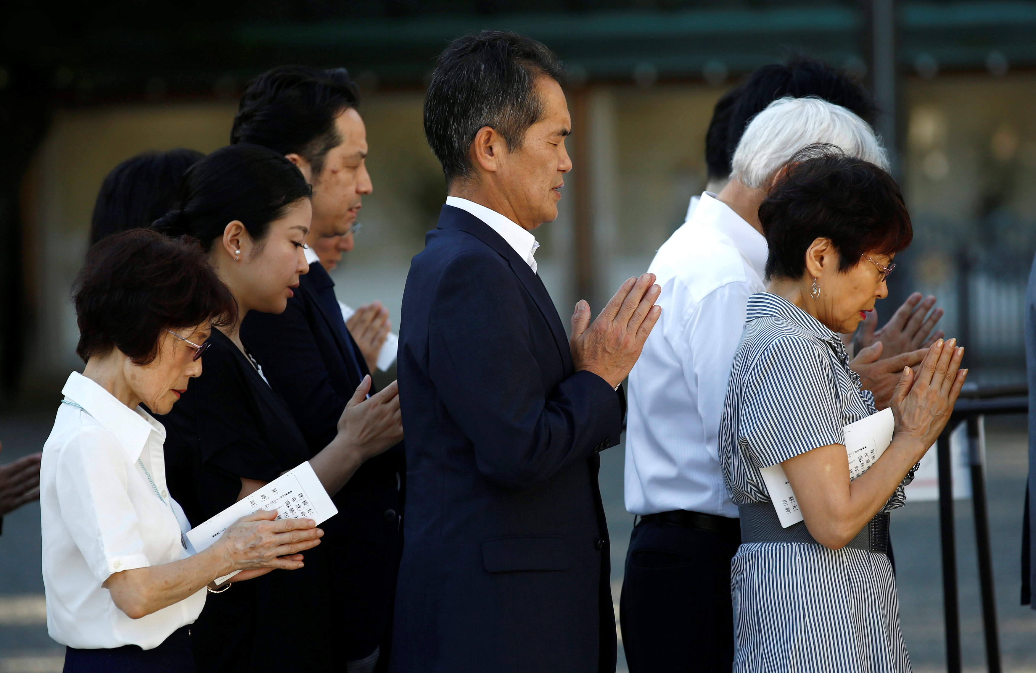 جانب من زيارة اليابانيين لمقابر ضحايا الحرب العالمية الثانية 