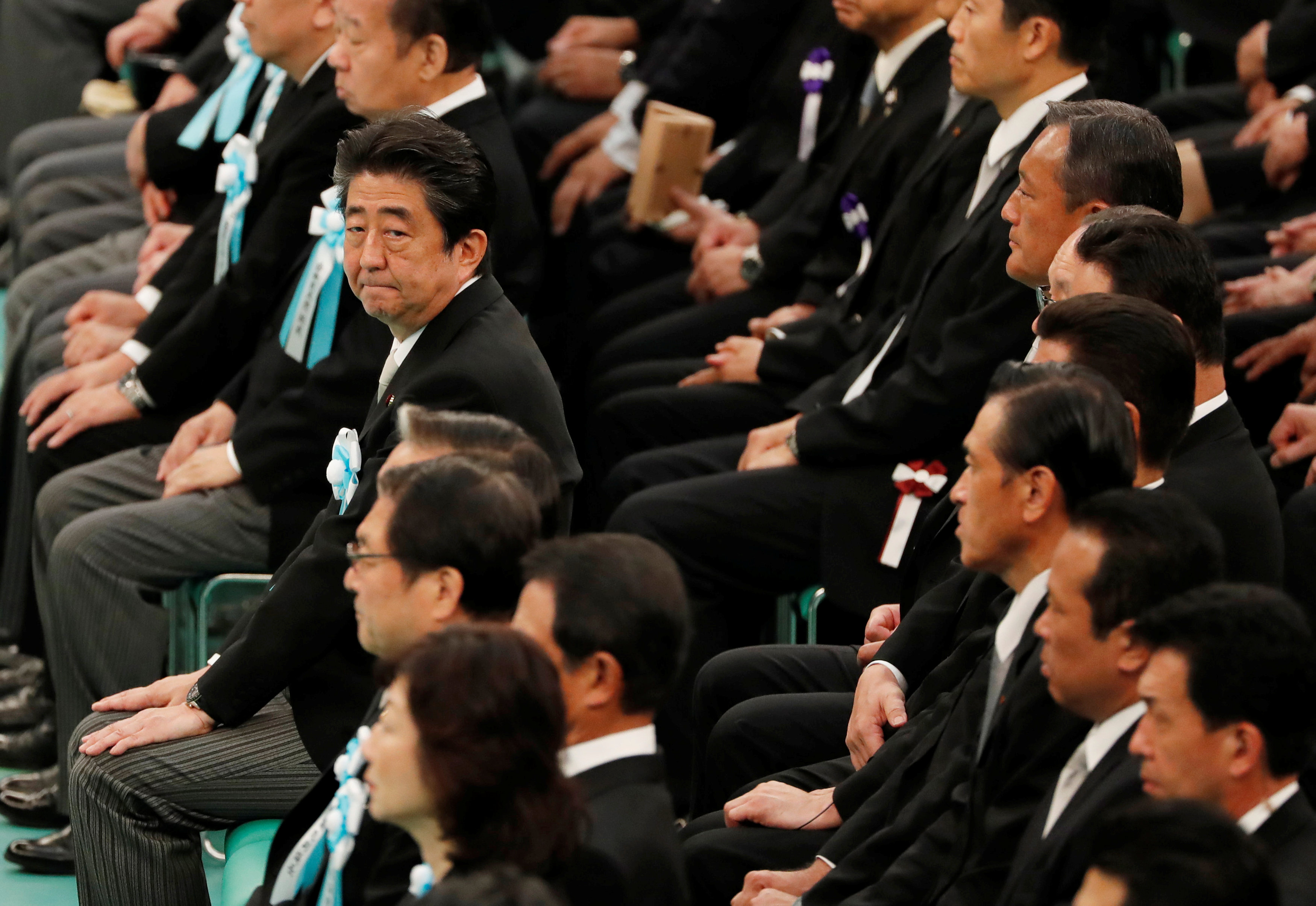 	رئيس الوزراء الياباني شينزو آبي يحضر حفل تأبين ذكرى ضحايا الحرب 