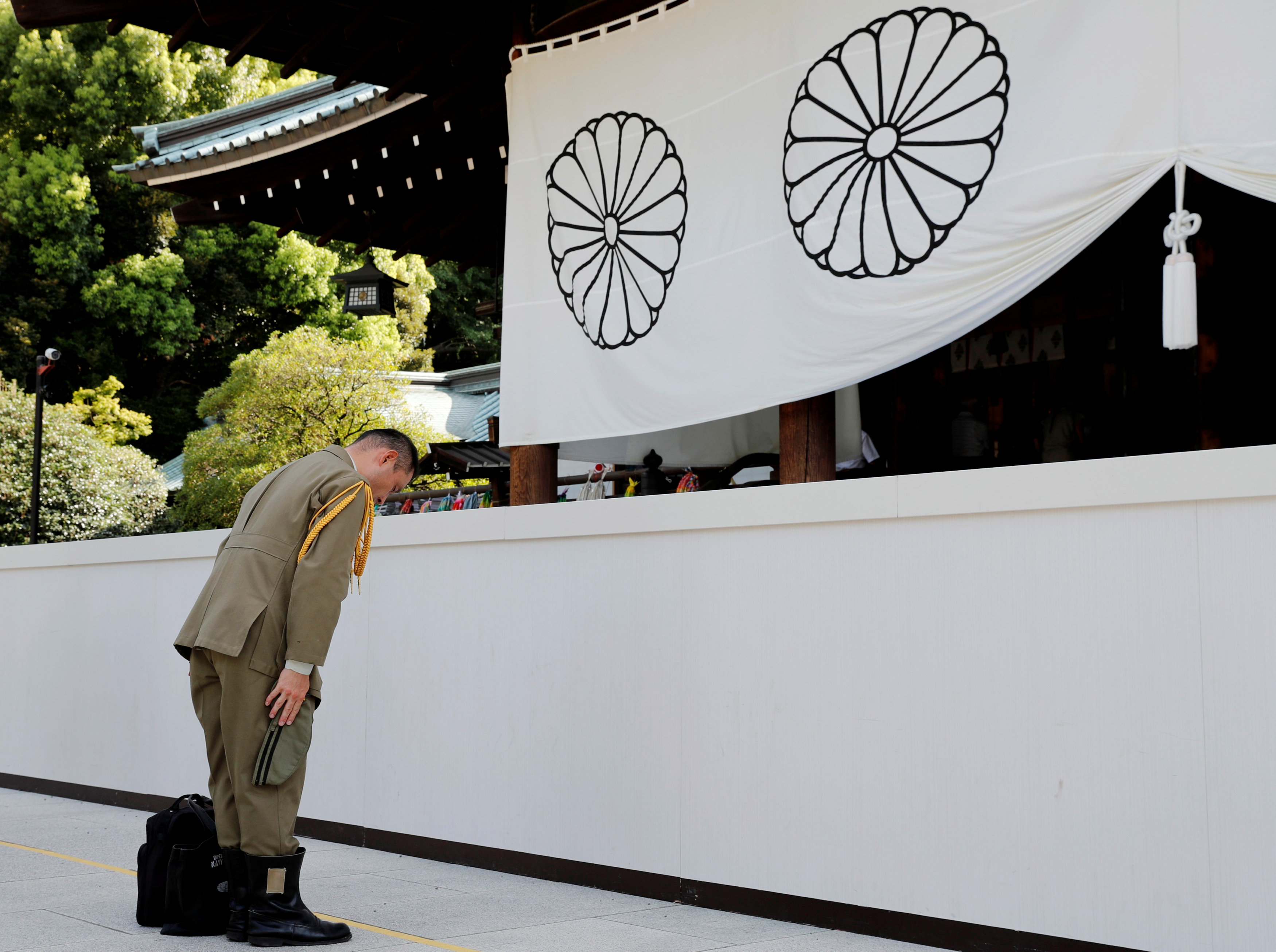 اليابانيون يزورون مقابر ضحايا الحرب العالمية الثانية 