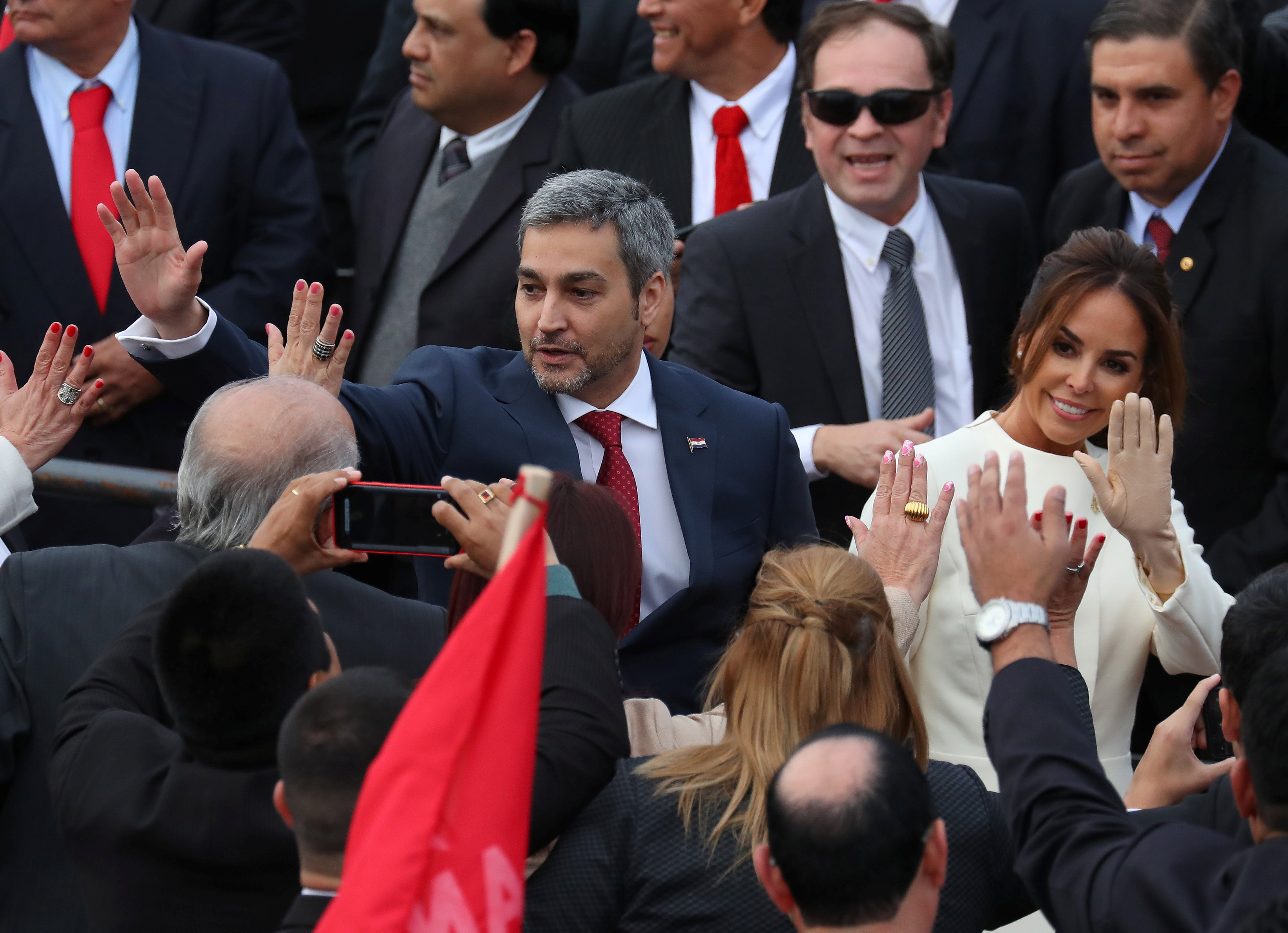 رئيس باراجواى وزوجته يحيان الجماهير