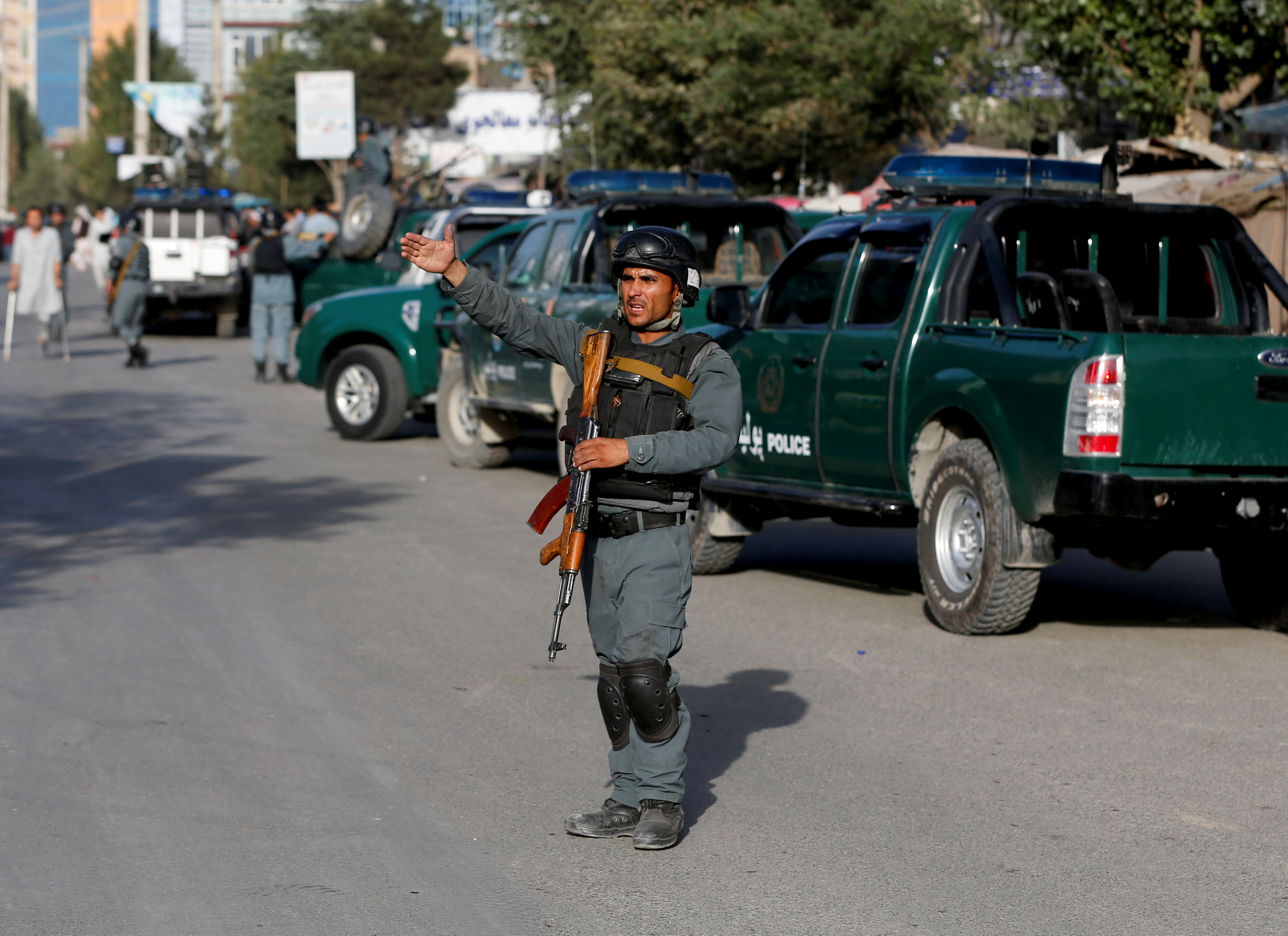 رجال شرطة أفغان يحاولون تهدئة الاهالى بعد انفجار كابول