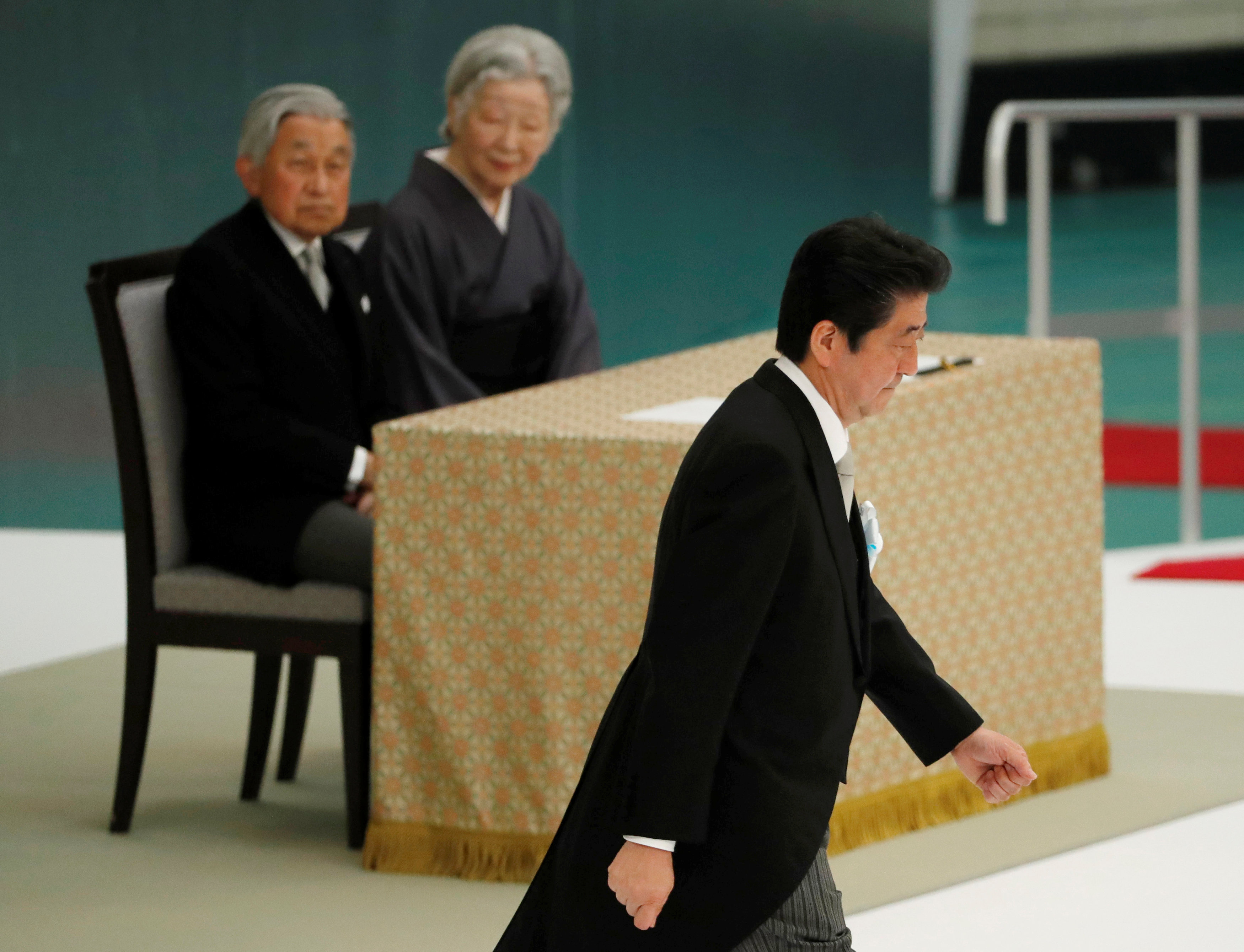         رئيس الوزراء اليابانى وامبراطور اليابان 