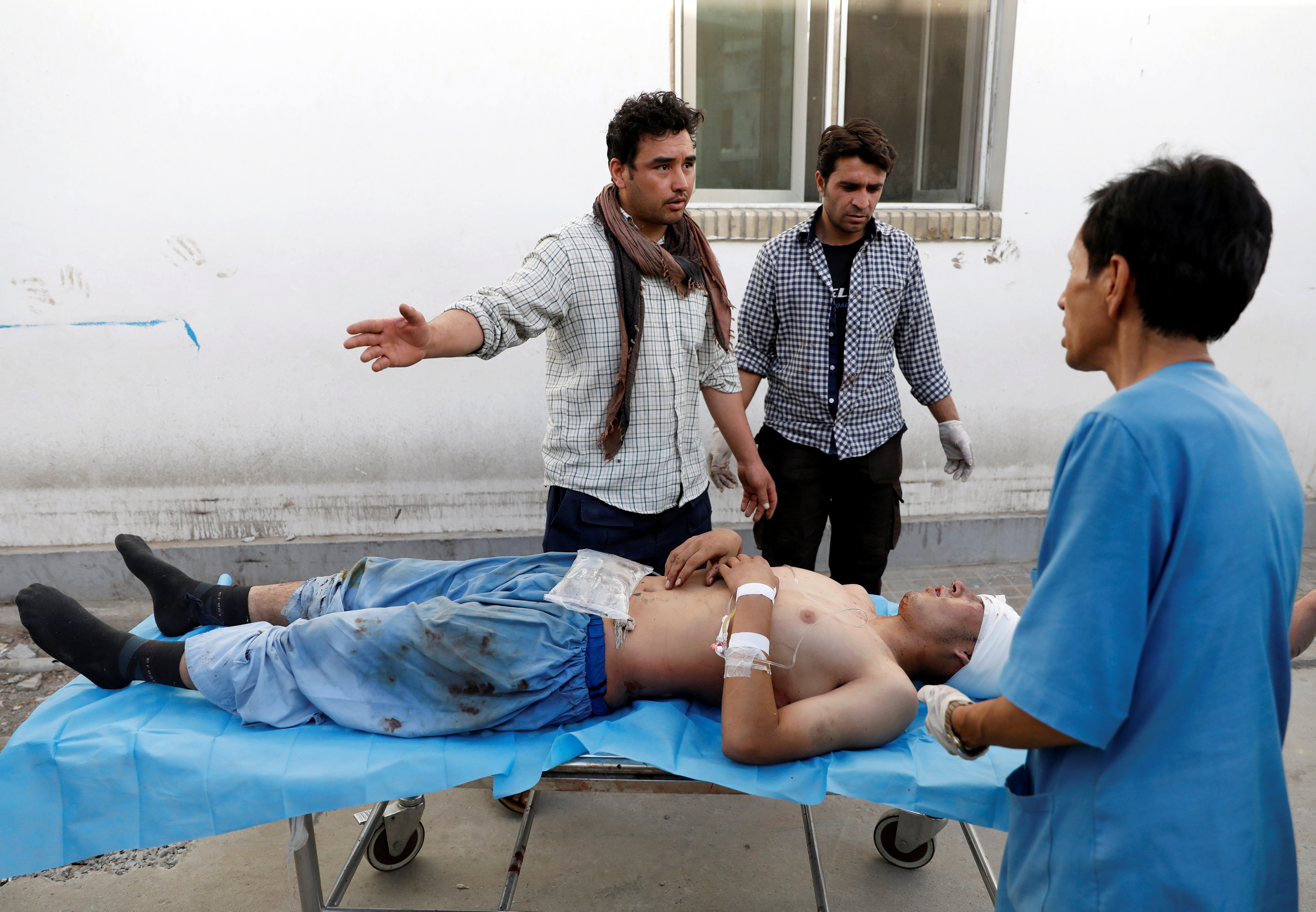 رجال يحملون جرحى فى مستشفى بعد انفجار كابول