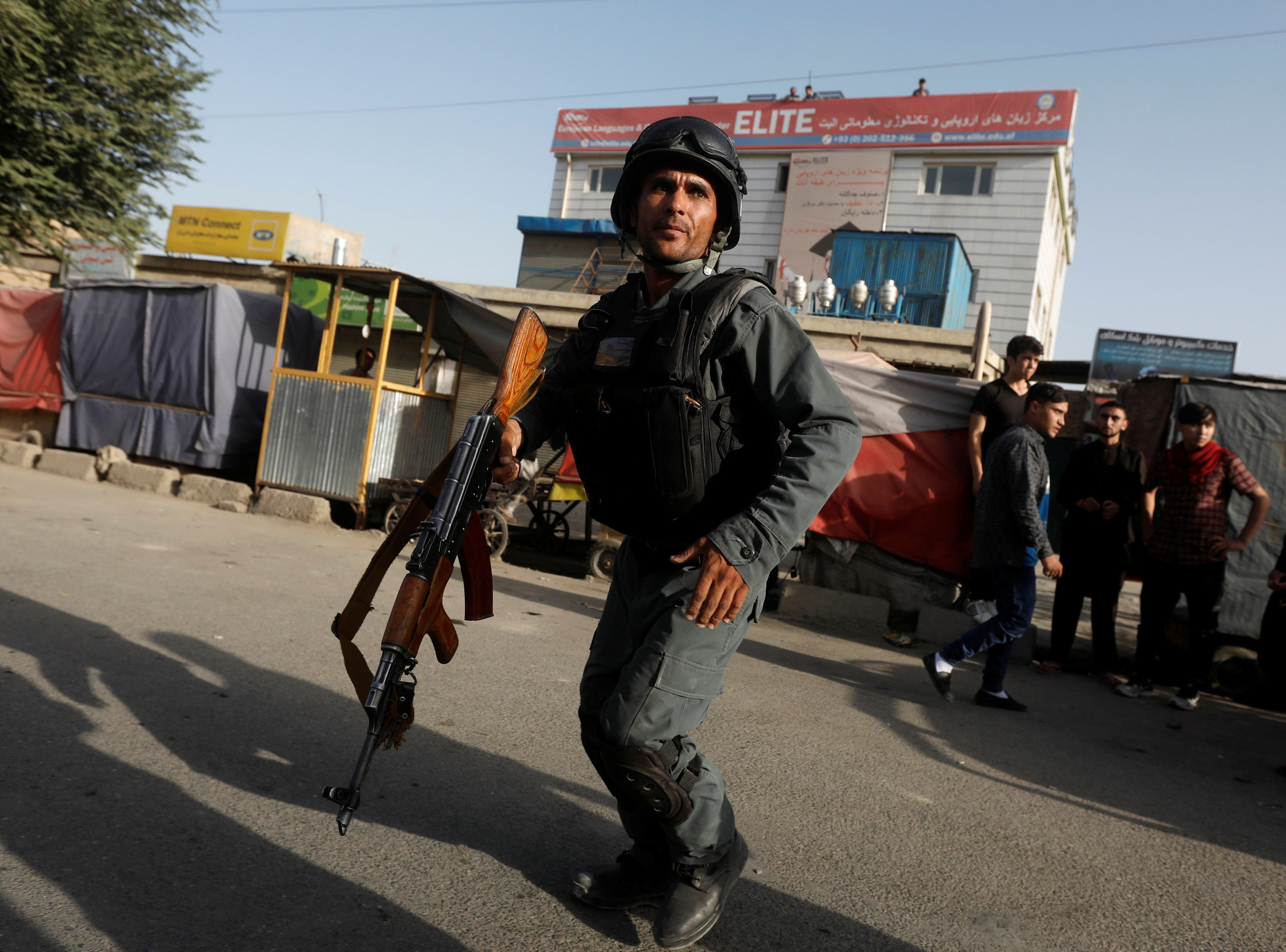 رجال الشرطة يصلون إلى موقع تفجير انتحارى فى كابول