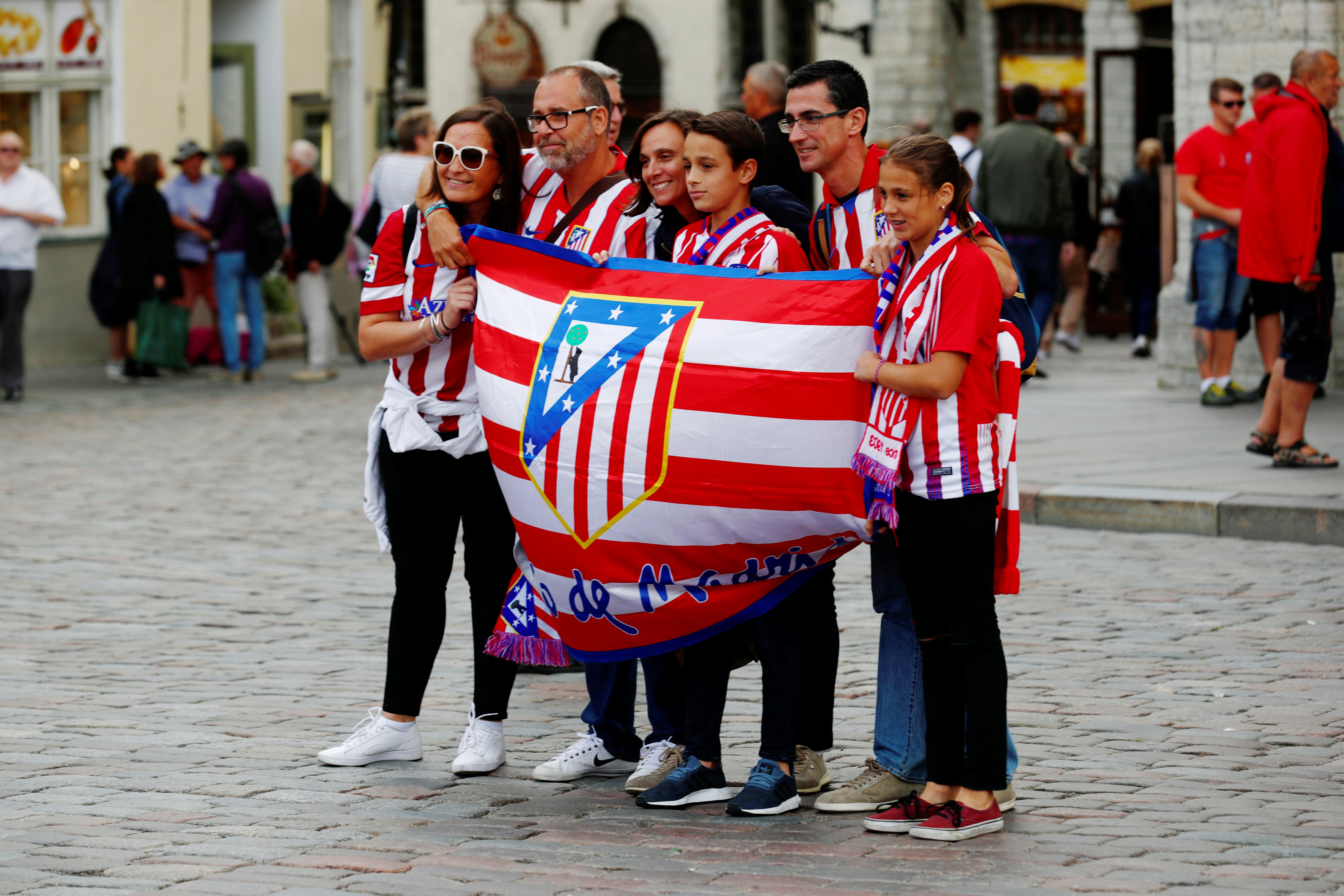 مشجعو أتليتيكو مدريد يحملون علم فريقهم 