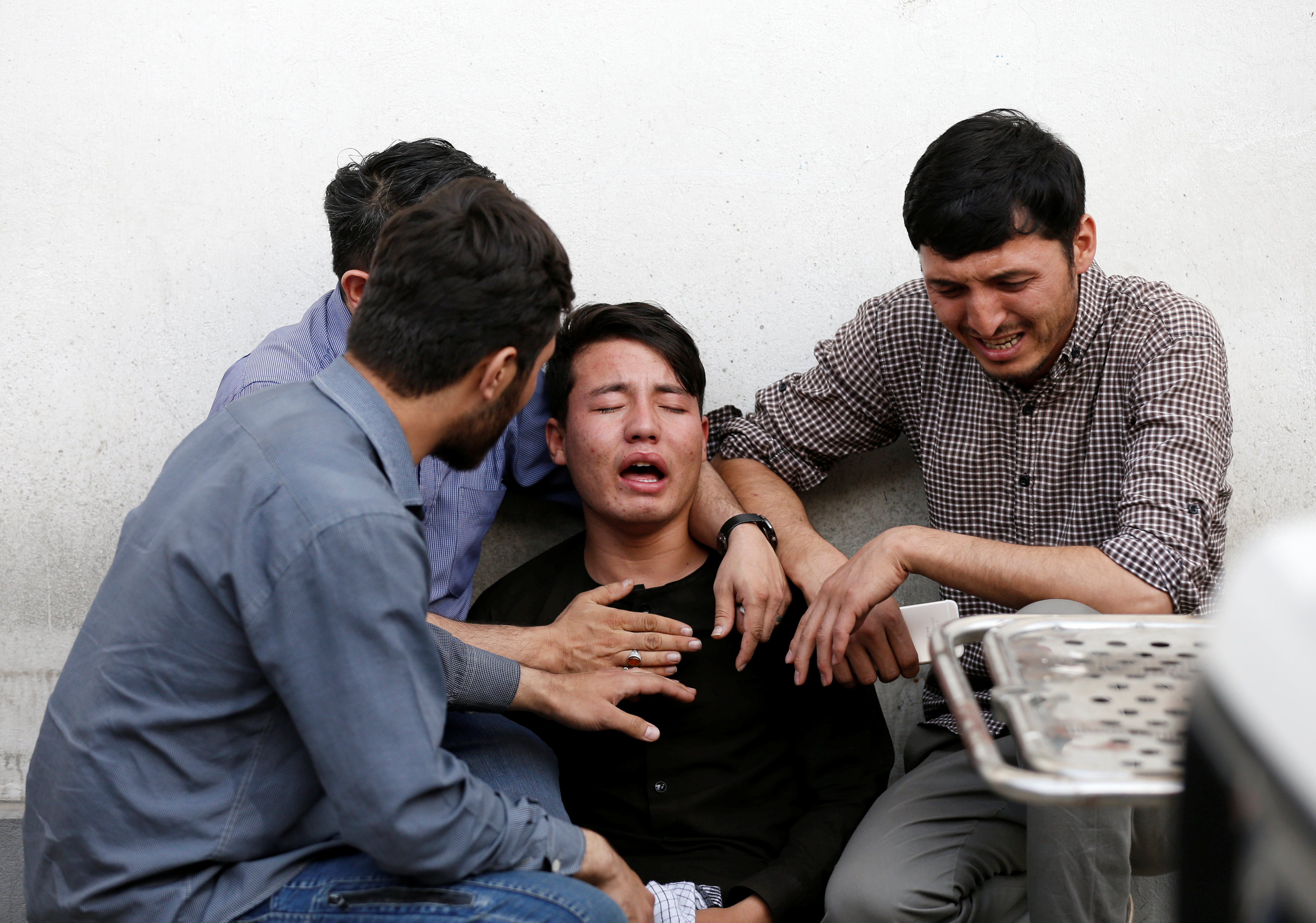 أفغان ينعون أحد أهالى ضحايا  انفجار كابول