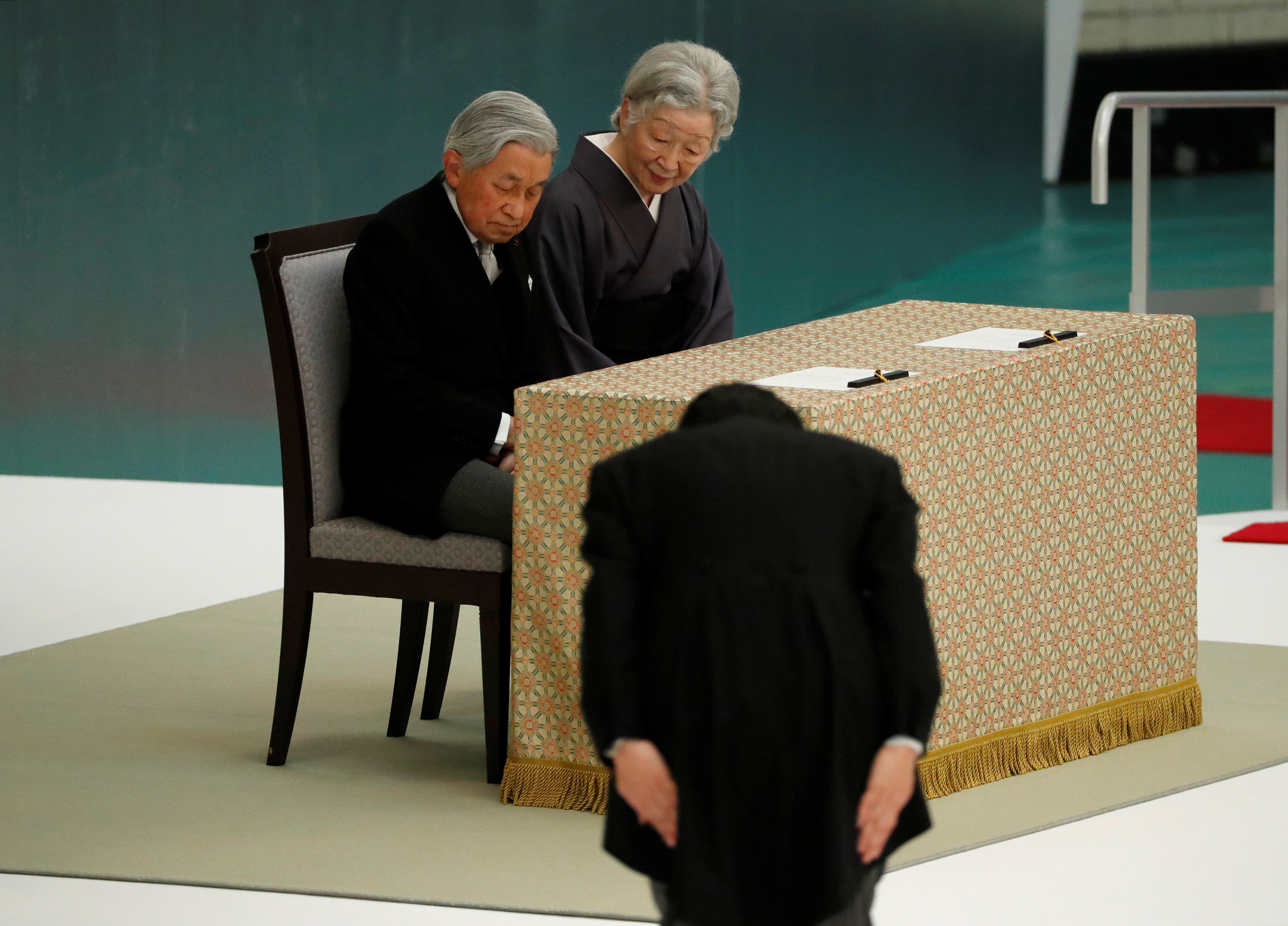 	رئيس الوزراء الياباني آبي ينحني للإمبراطور أكيهيتو 