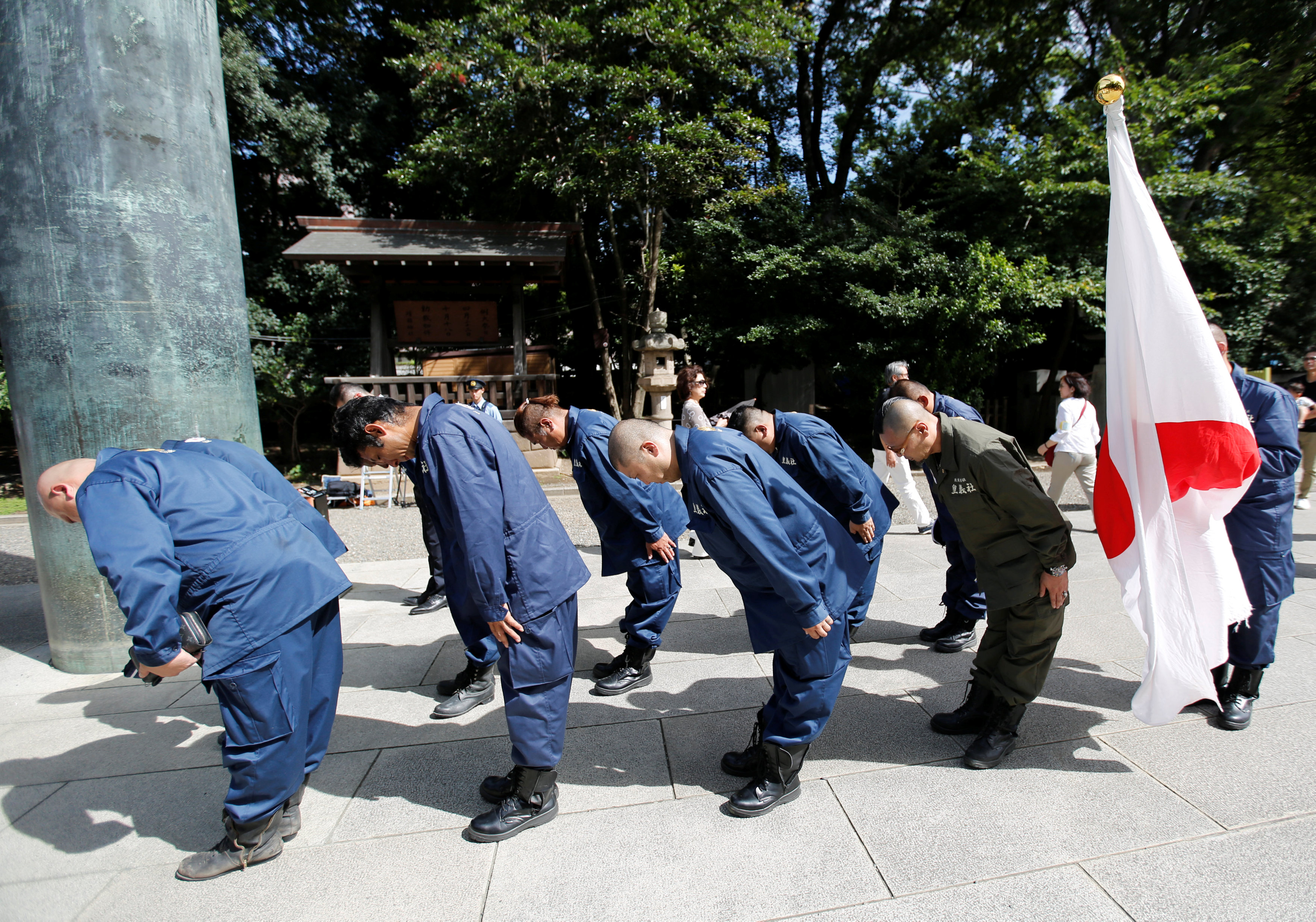 اليابانيون يزورون مقابر ضحايا الحرب العالمية الثانية فى طوكيو 