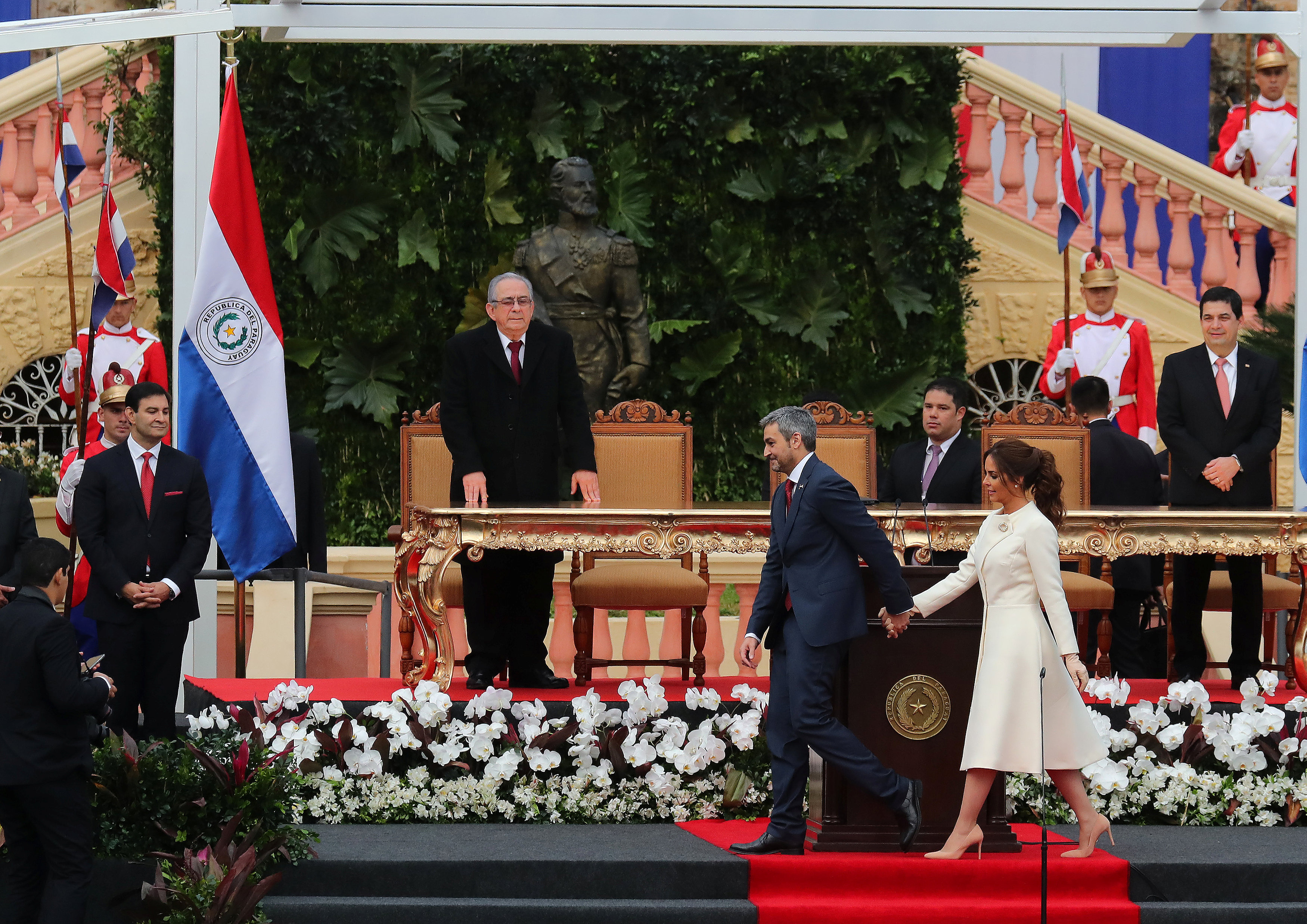 رئيس باراجواى فى طريقه لحلف اليمين الدستورية