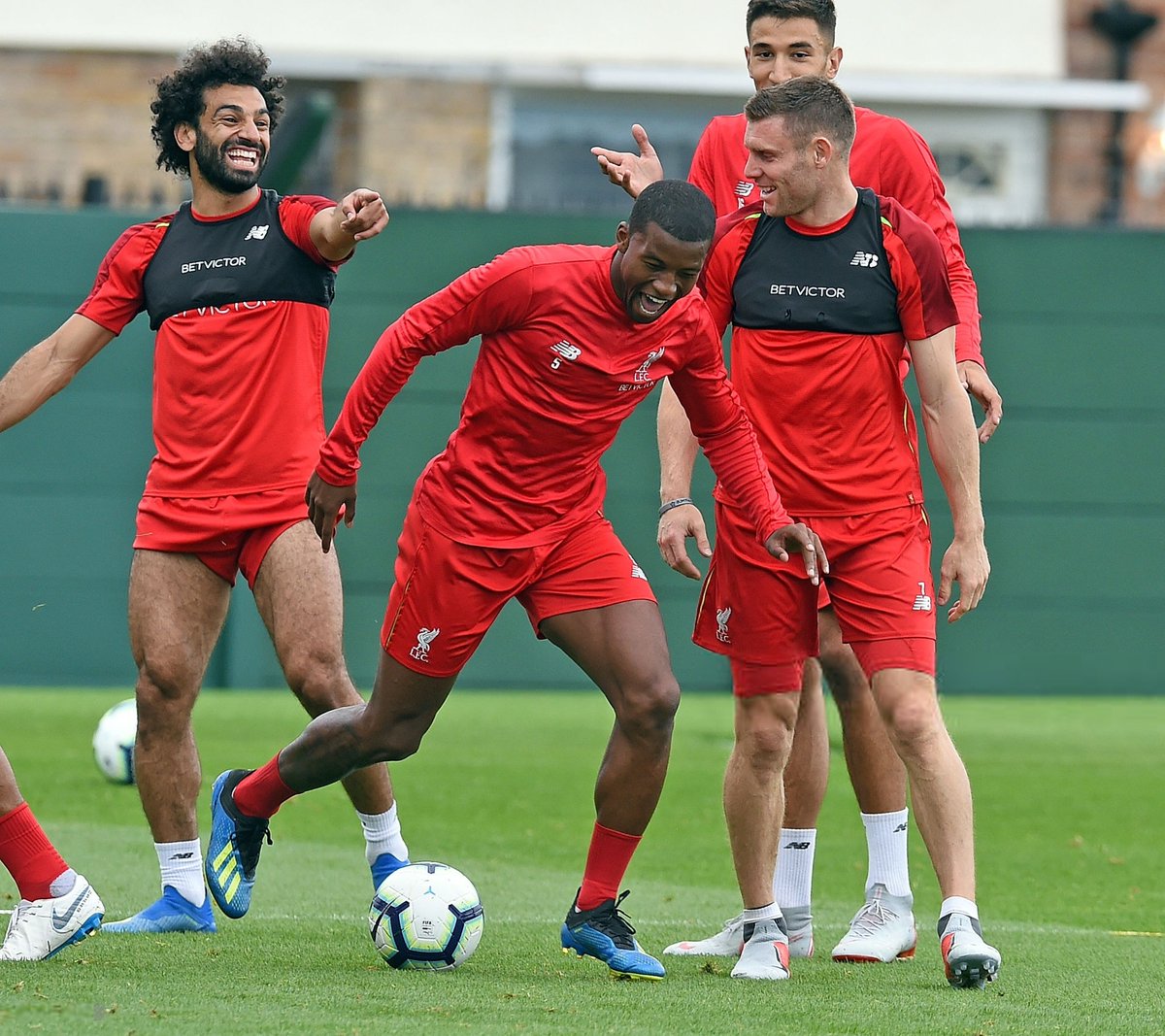 صلاح يدخل فى نوبة ضحك