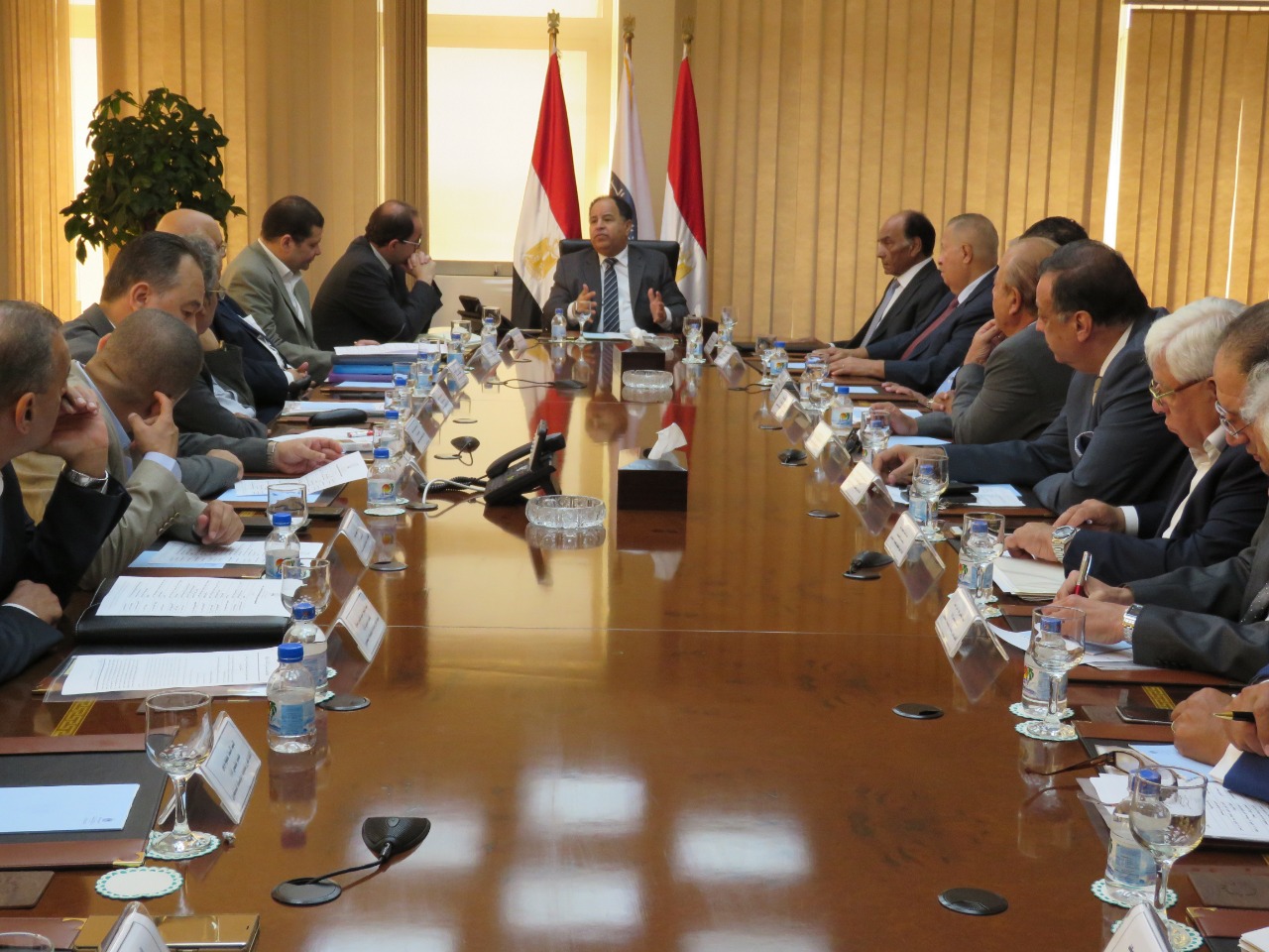 وزير المالية ومحمد فريد خميس خلال الاجتماع