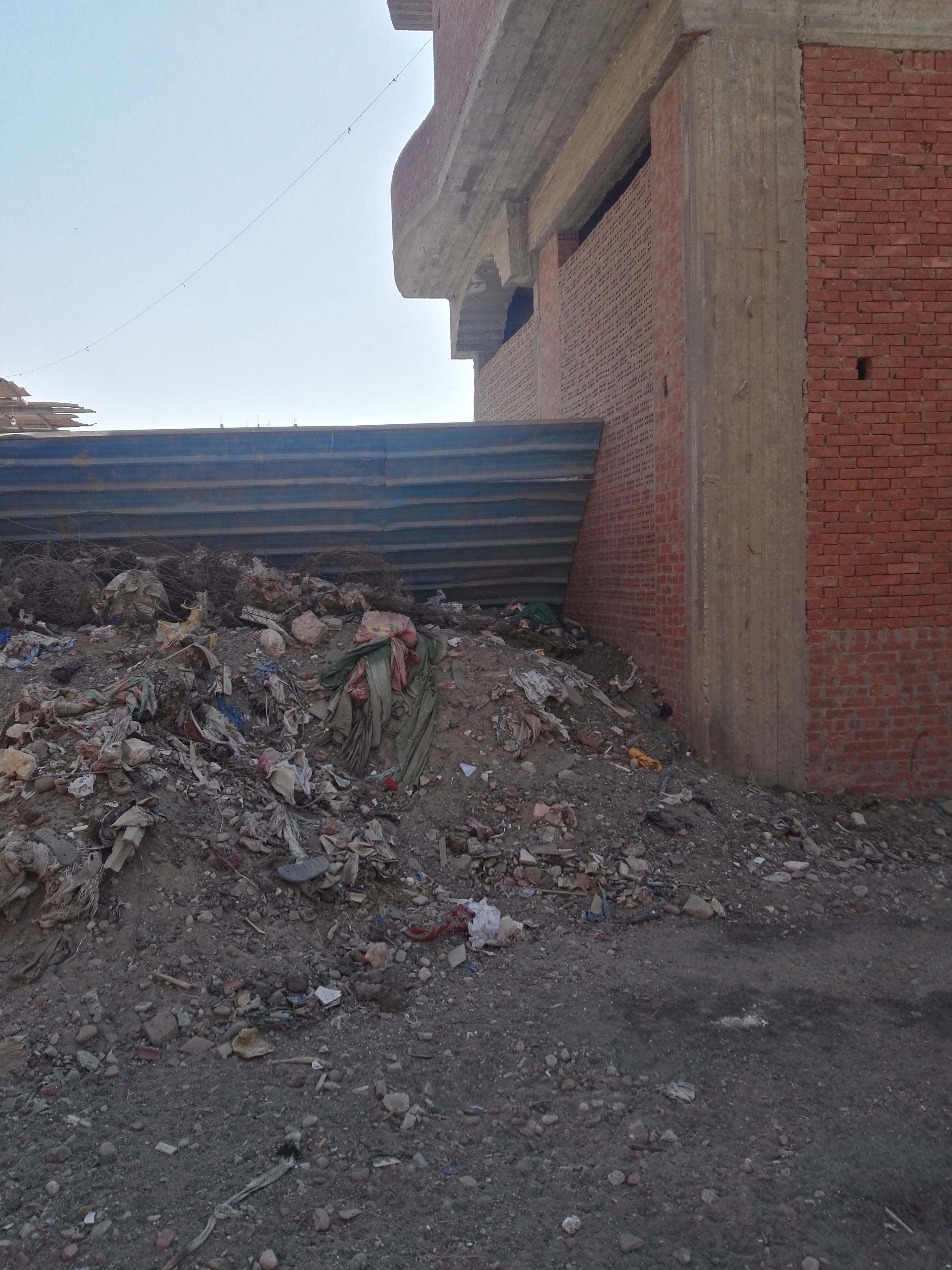تراكم أكوام القمامة فى حى مبارك بالزقازيق (2)