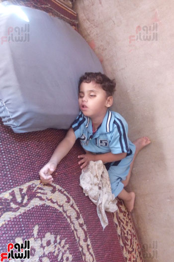 الطفل اسلام يعاني من انفصال في الشبكيه وضمور في المخ ويناشد الصحه علاجه