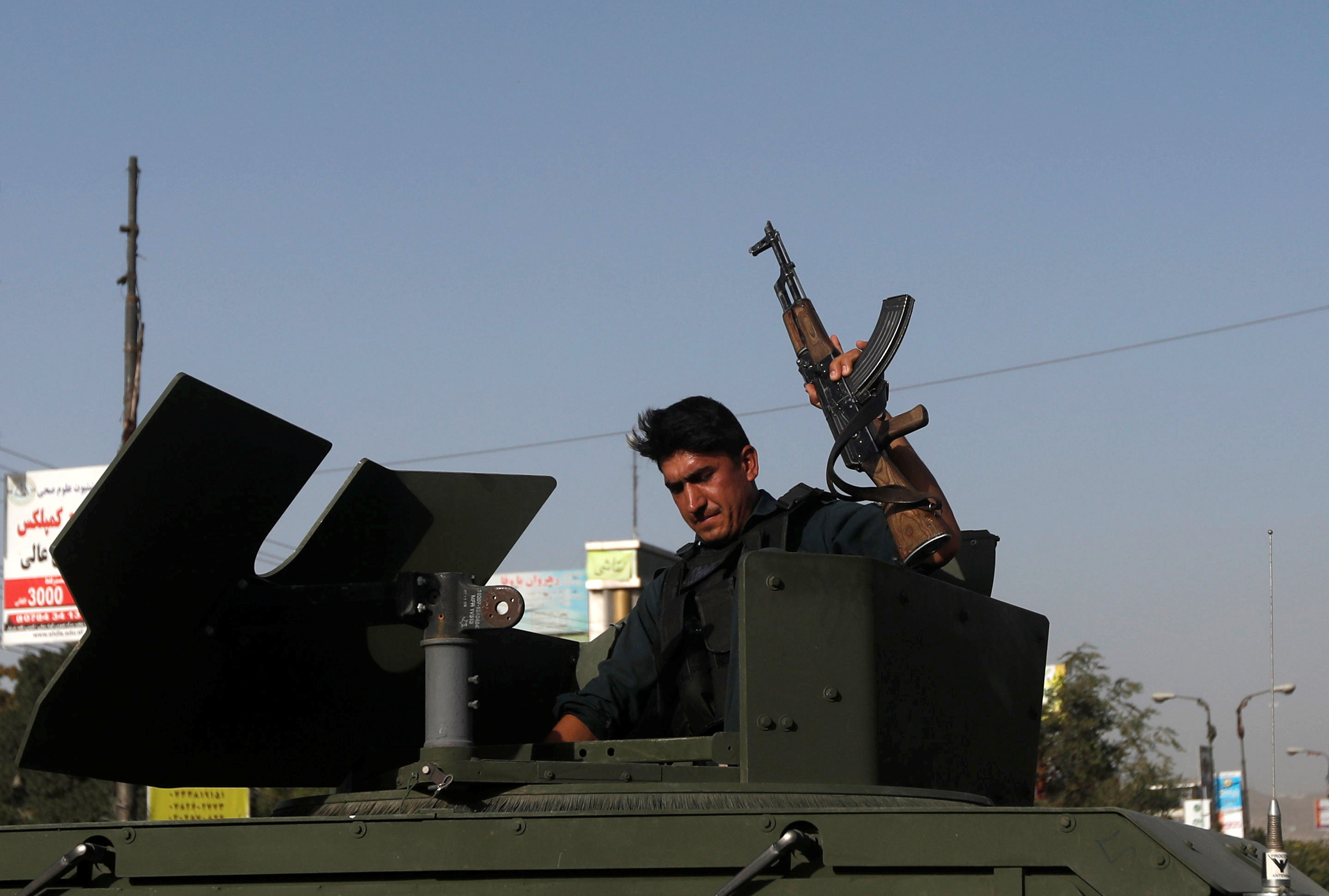 شرطة أفغانستان تصل لموقع تفجير الانتحارى