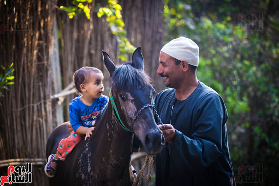 محمد يلعب مع ابنته 