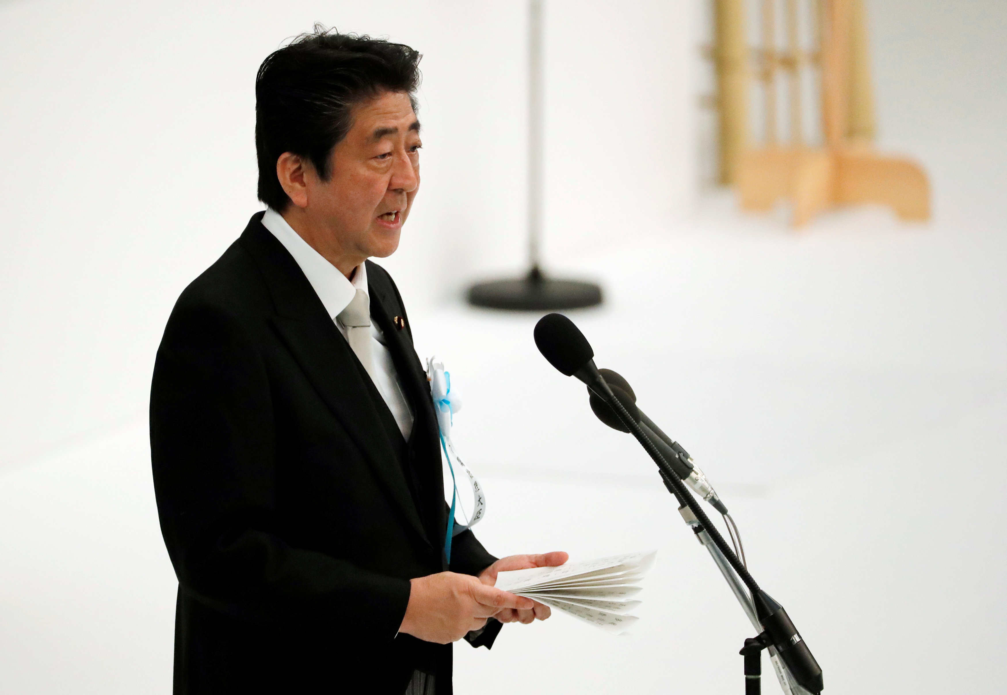 	رئيس الوزراء اليابانى فى قاعة بودوكان بطوكيو 