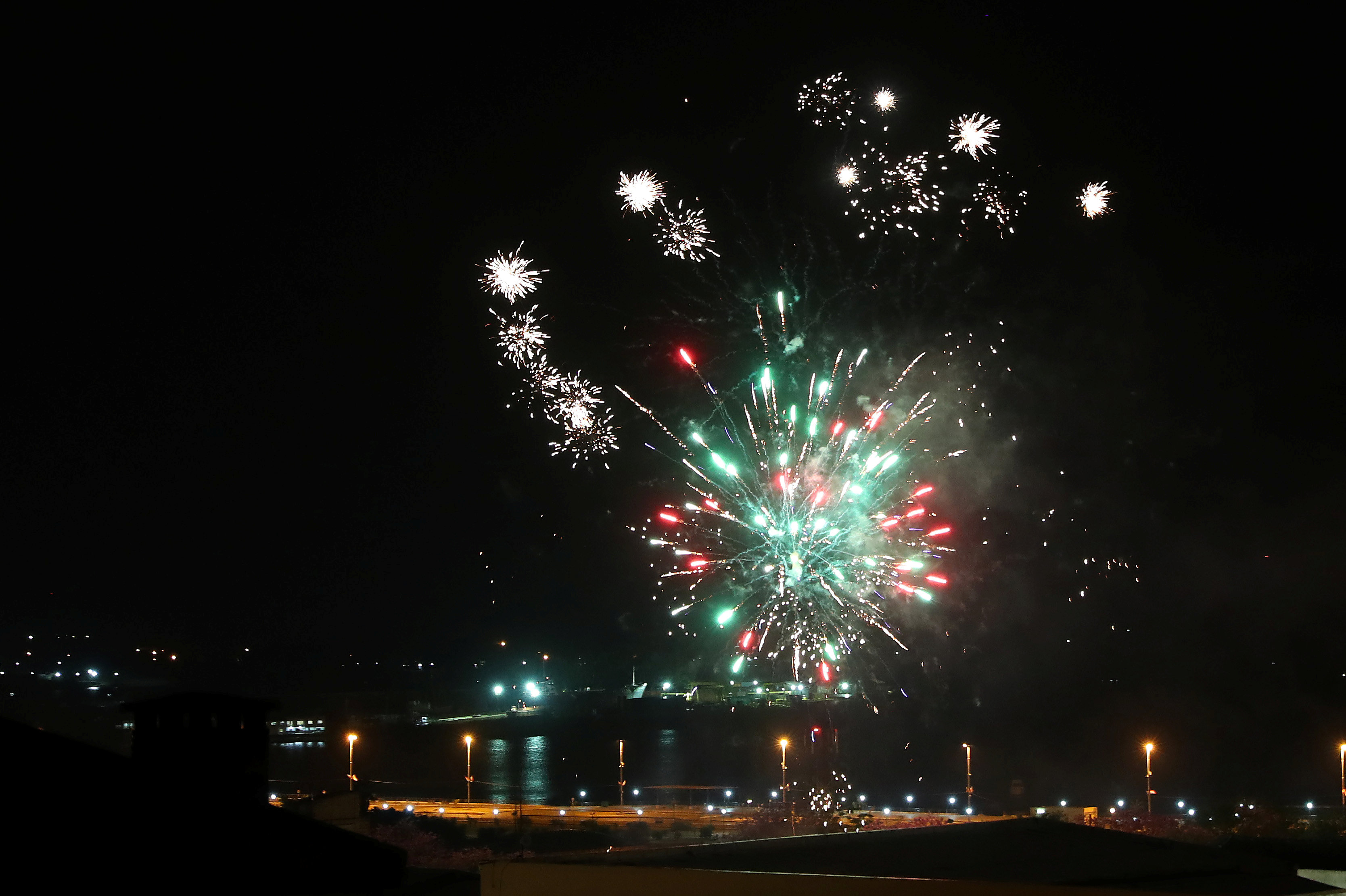 الألعاب النارية تغطى سماء باراجواى احتفالا بالرئيس الجديد