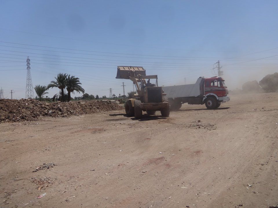 جانب من حملات إزالة أطنان القمامة بمنطقة نجع الطويل