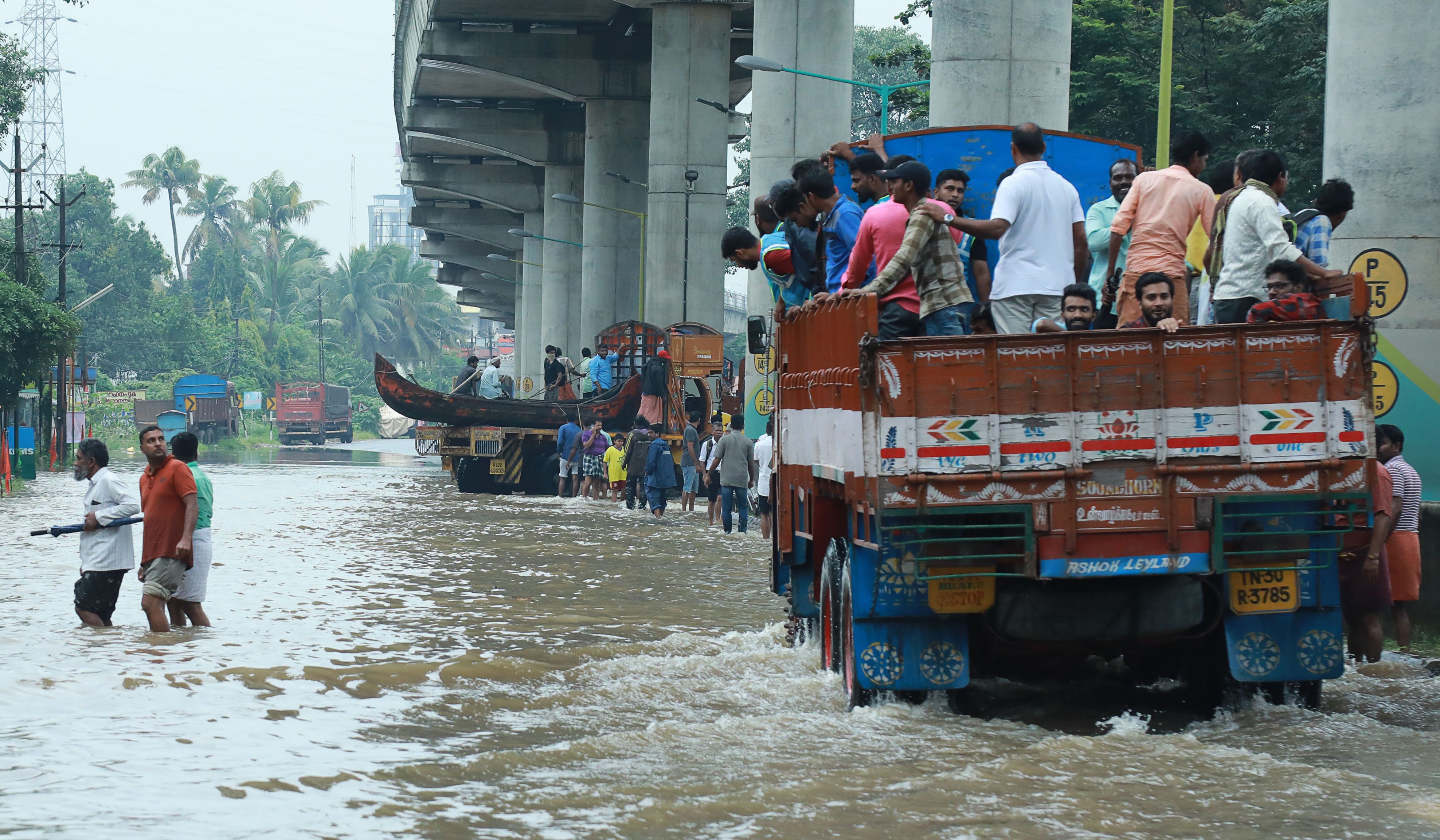 مواطنون يلجأون إلى سيارات النقل بسبب الأمطار