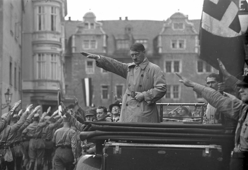أدولف هتلر أمام جمهور من النازيين يعلن شن الحرب على أوروبا