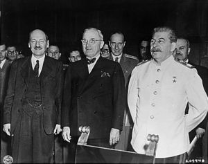 أتلي برفقة هاري ترومان ويوسف ستالين في مؤتمر پوتسدام 1945