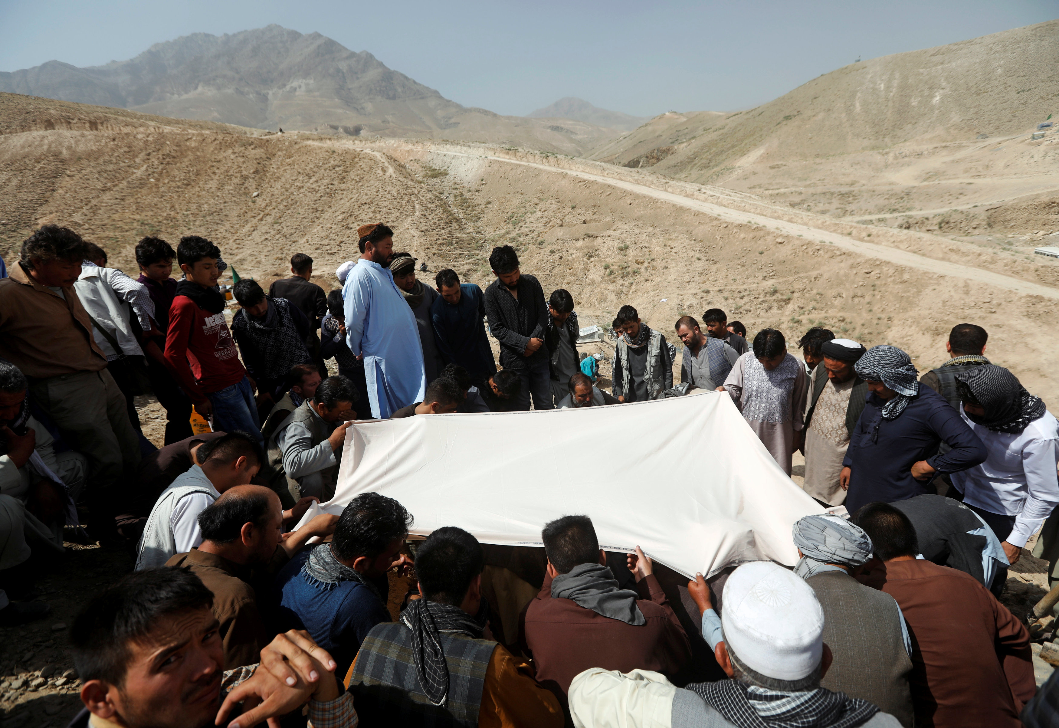 دفن ضحايا تفجير كابول