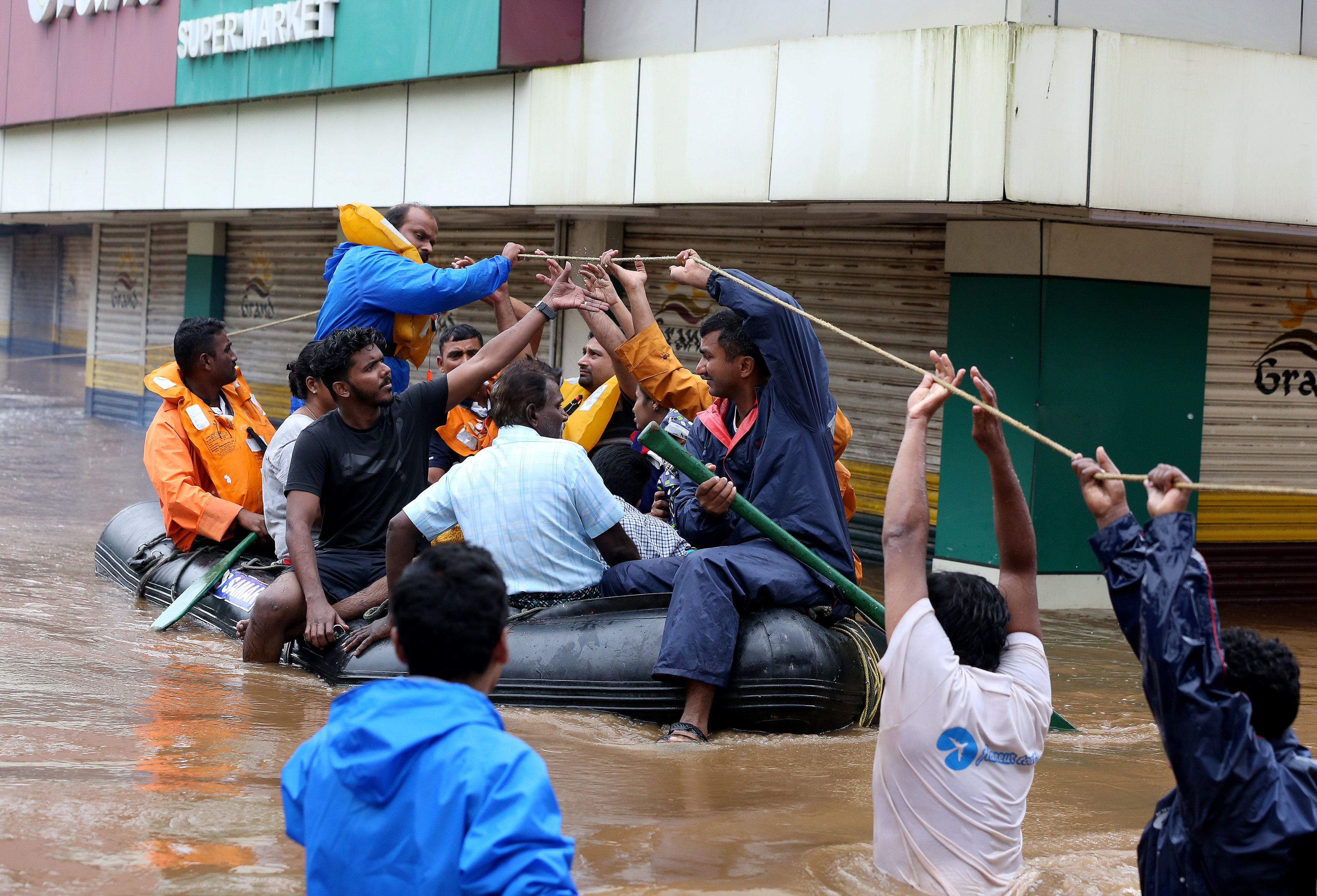الإنقاذ يقومون بإجلاء الأشخاص عقب الفيضانات