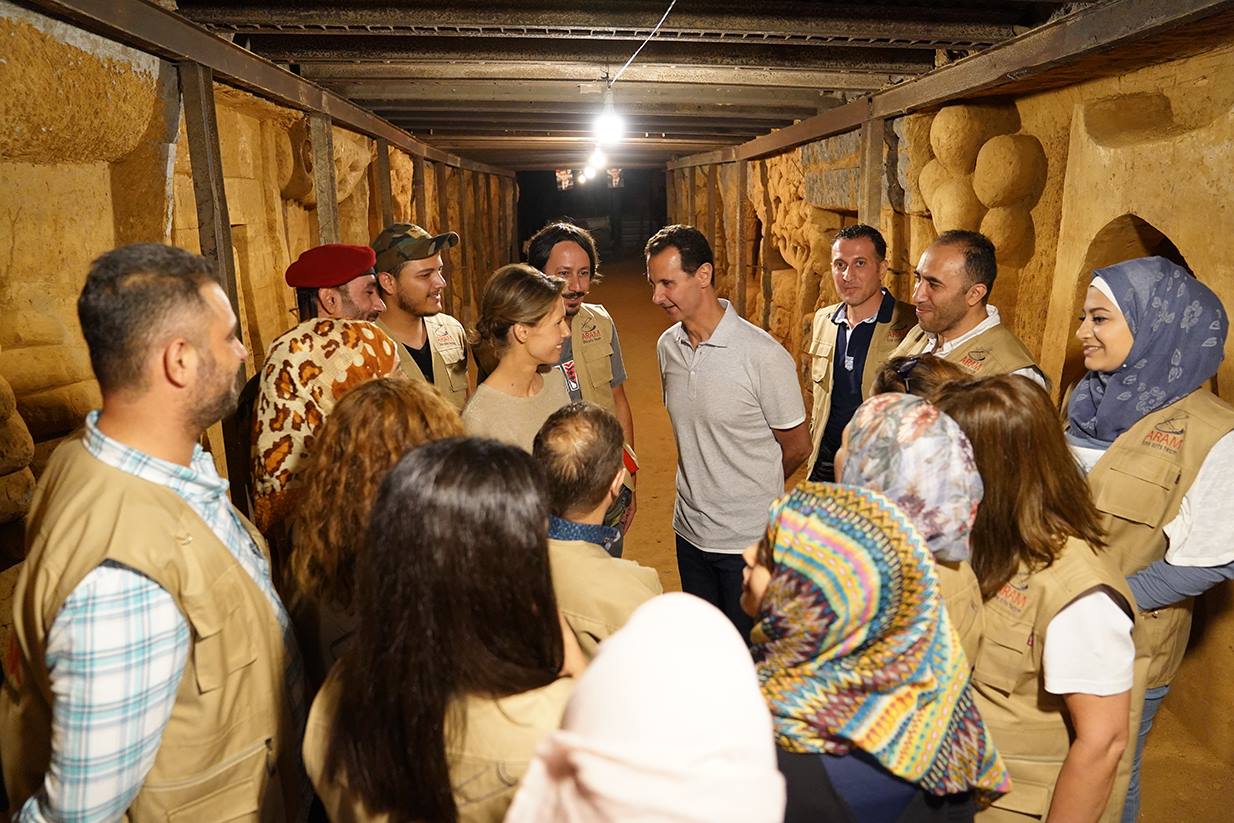 بشار الأسد وزوجته داخل النفق لمشاهدة المنحوتات