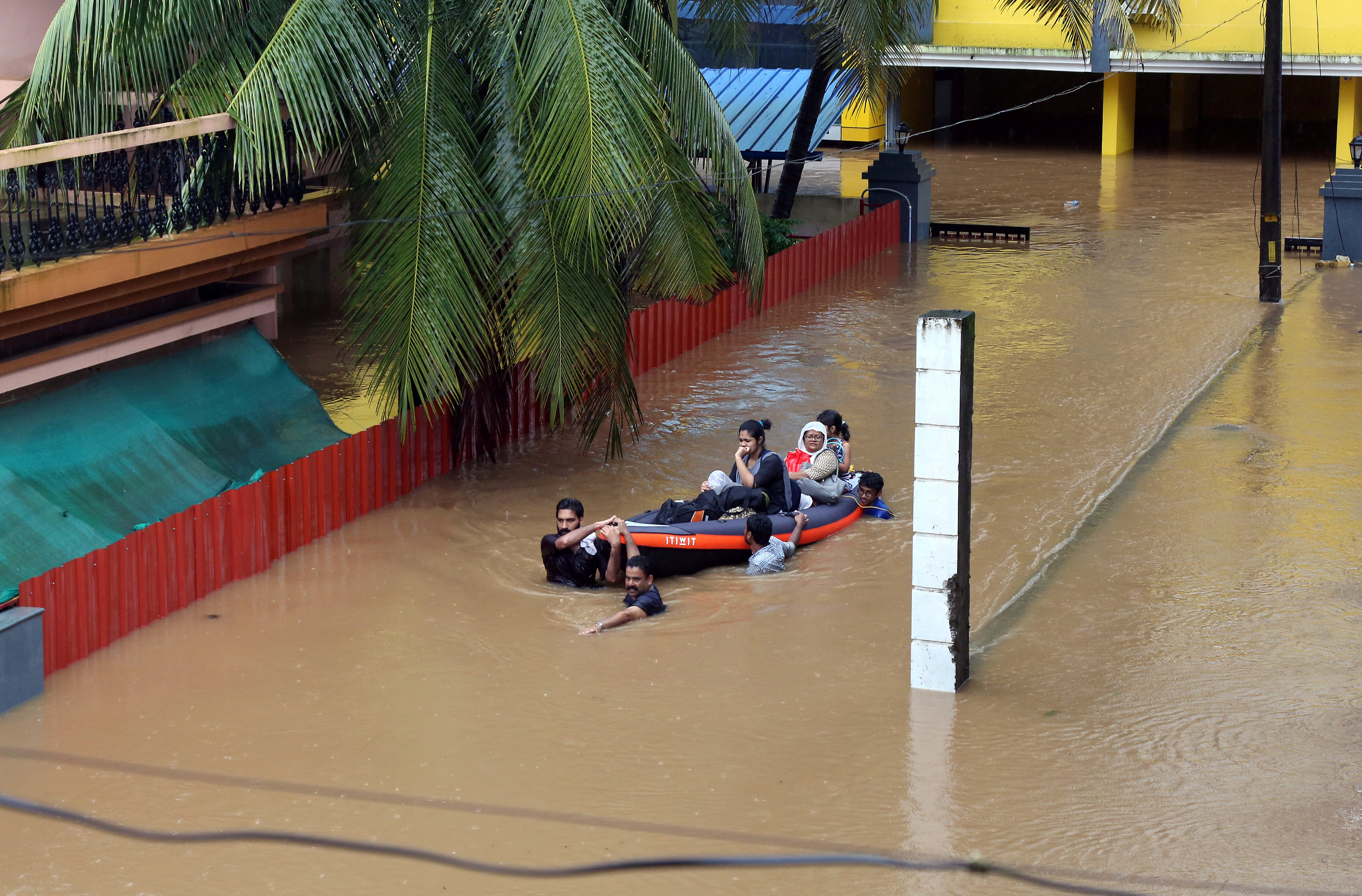 إجلاء الهنود من مناطق الفيضانات بعد افتتاح مصبّات السدود إدامالايار وشيروثوني ومولابياريار
