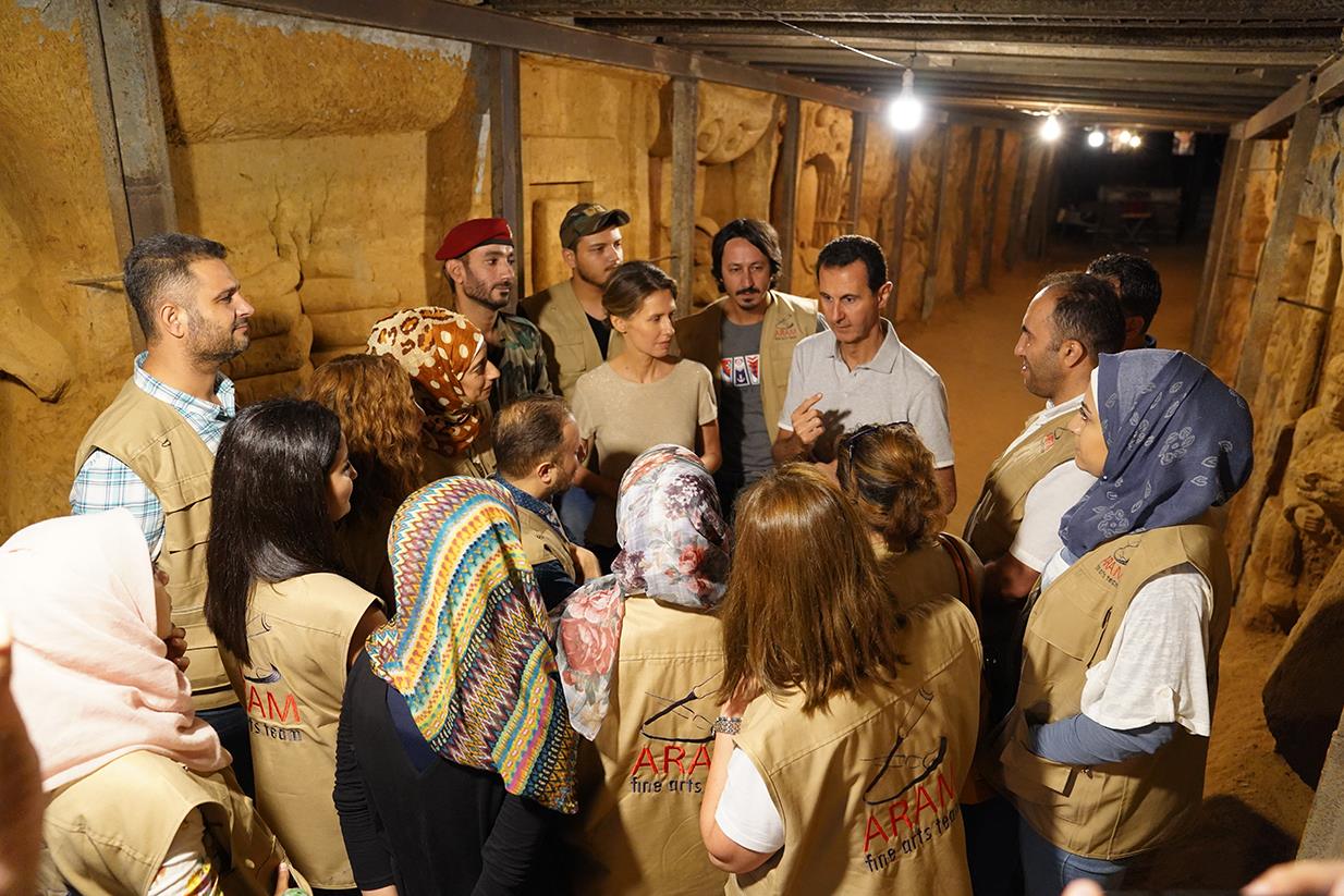 بشار الأسد يتحدث مع الفنانيين السوريين داخل النفق المحرر