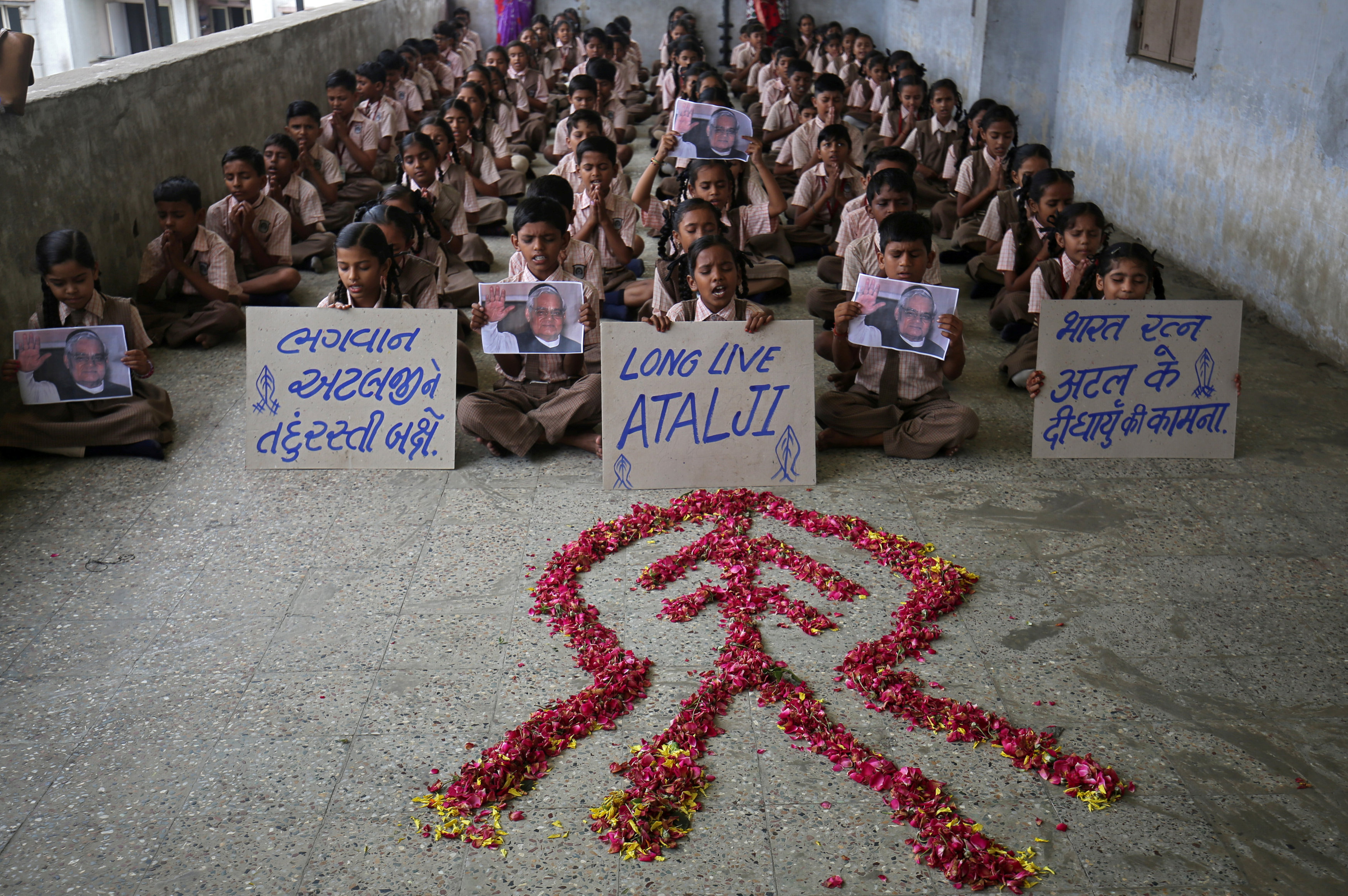 أطفال المدارس يصلون من أجل التعافي السريع لرئيس الوزراء الهندي السابق أتال بيهاري فاجبايى داخل مدرسة في أحمد آباد