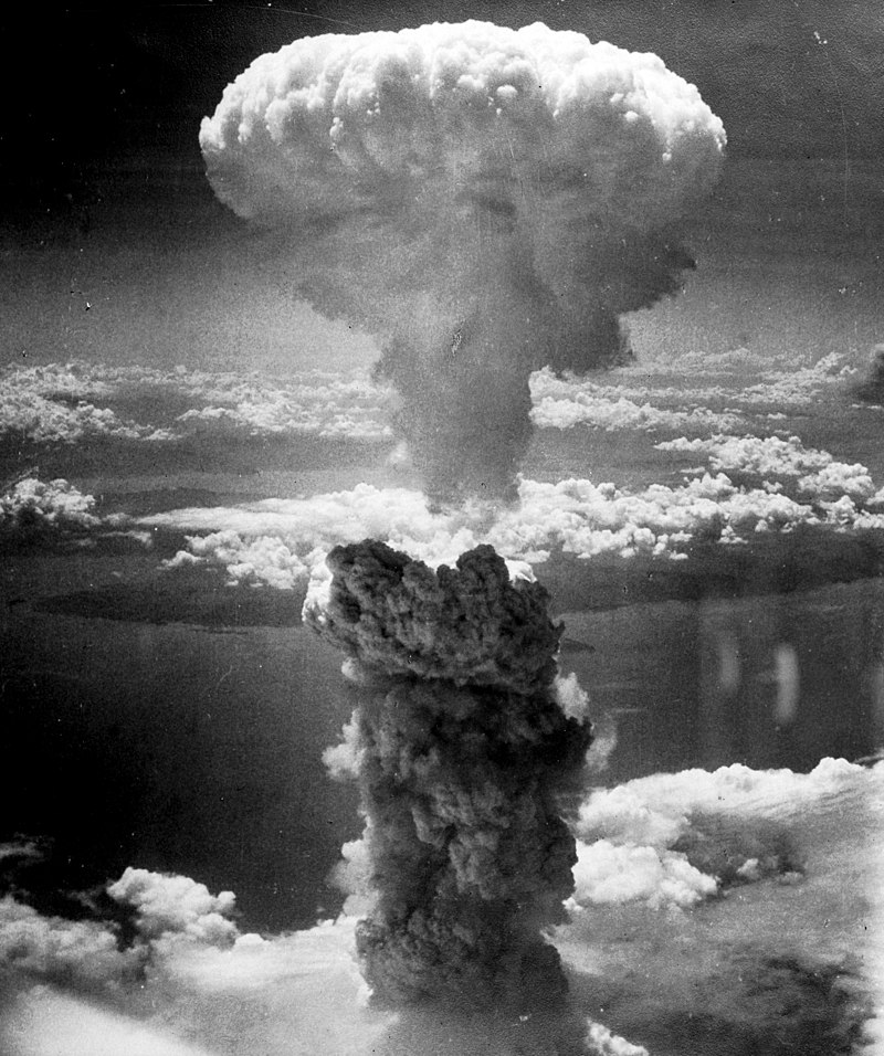 سحابة مشروم بارتفاع 18 كم ناتجة عن الانفجار النووي على مدينة ناغازاكي باليابان بتاريخ 9 أغسطس 1945
