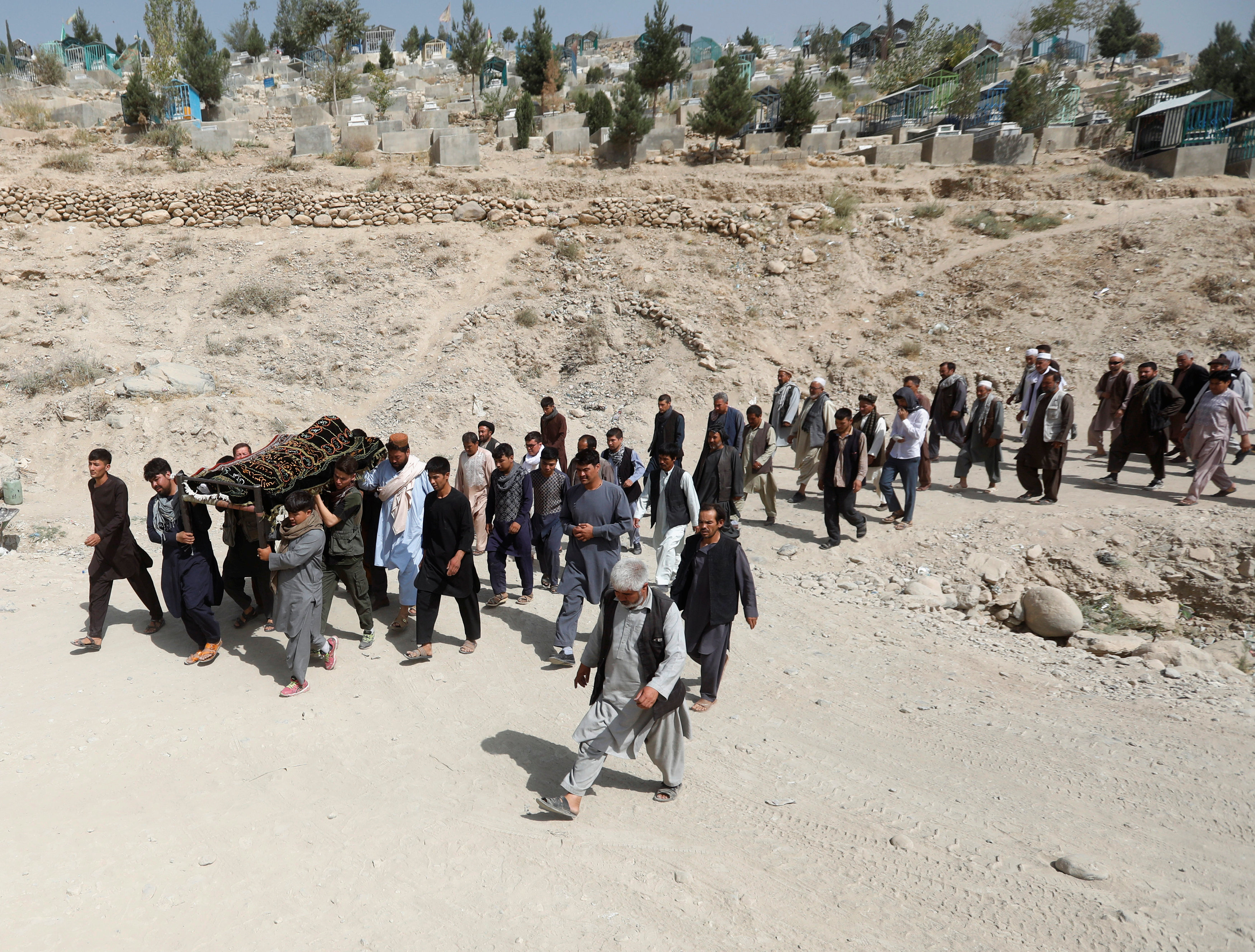 المئات يشيعون جنازات ضحايا انفجار كابول