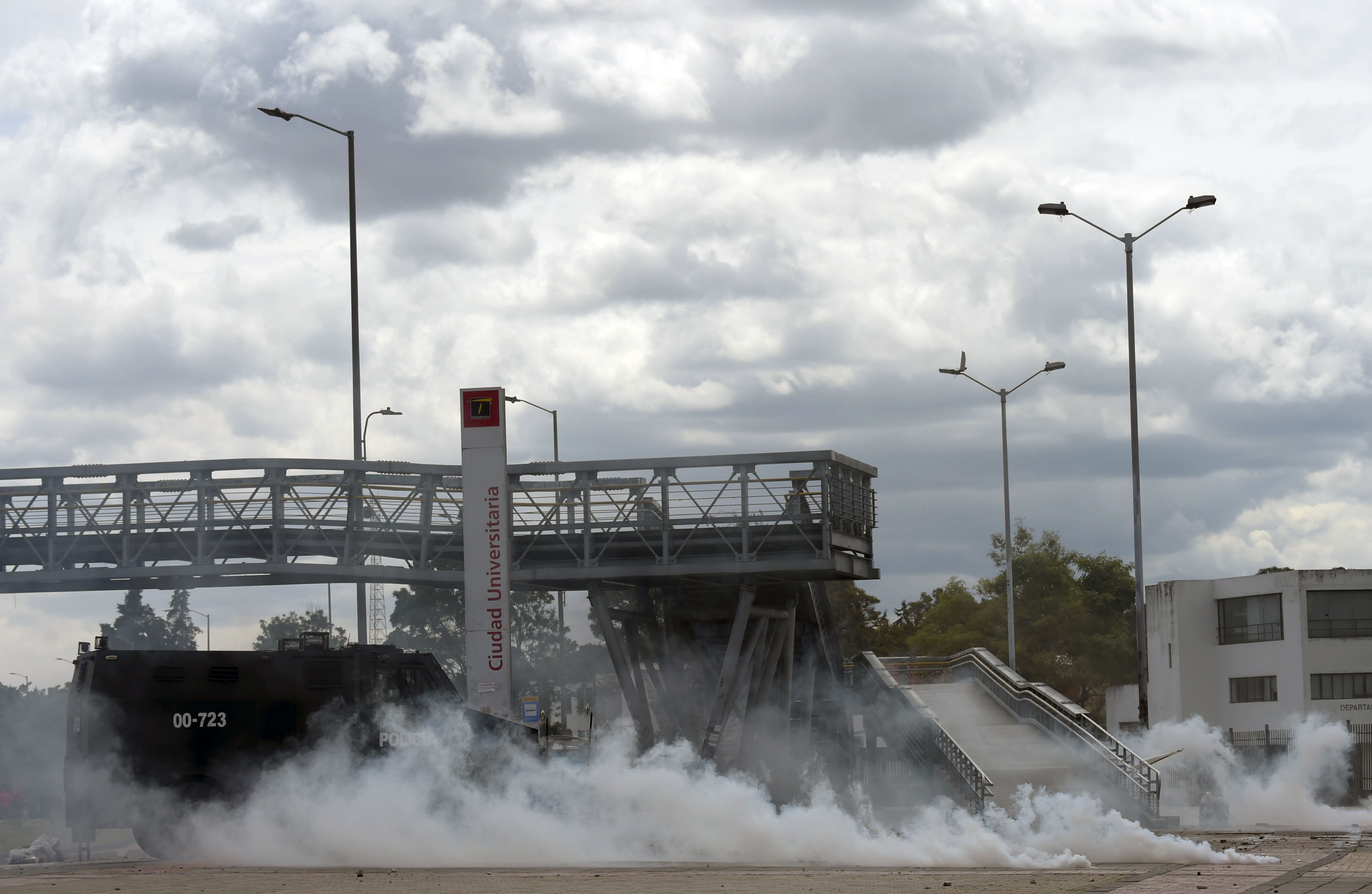 الغاز المسيل للدموع بمحيط المتظاهرين